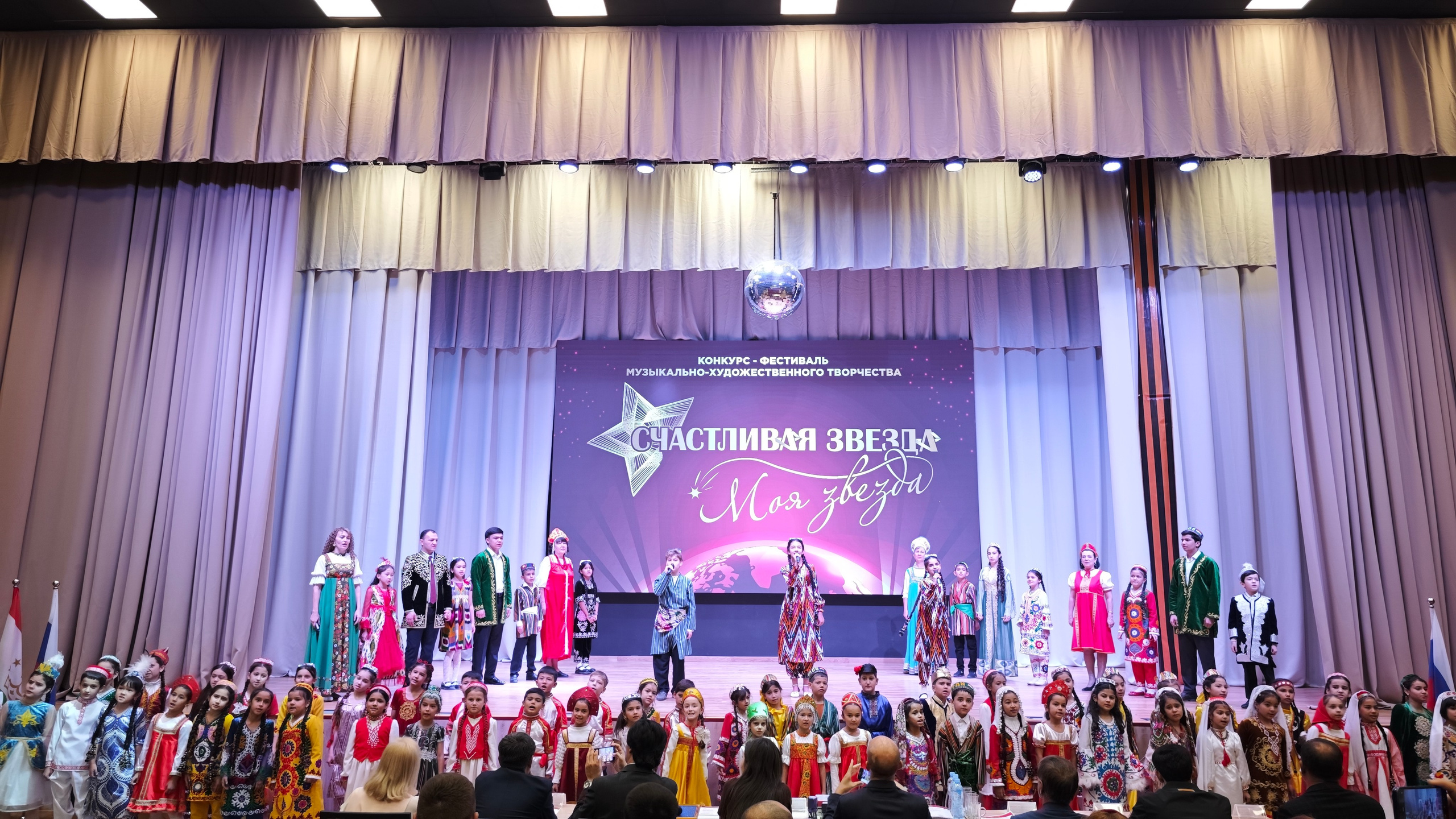 1 ноября 2025 г, г. Бохтар, Таджикистан. Золотое яблочко