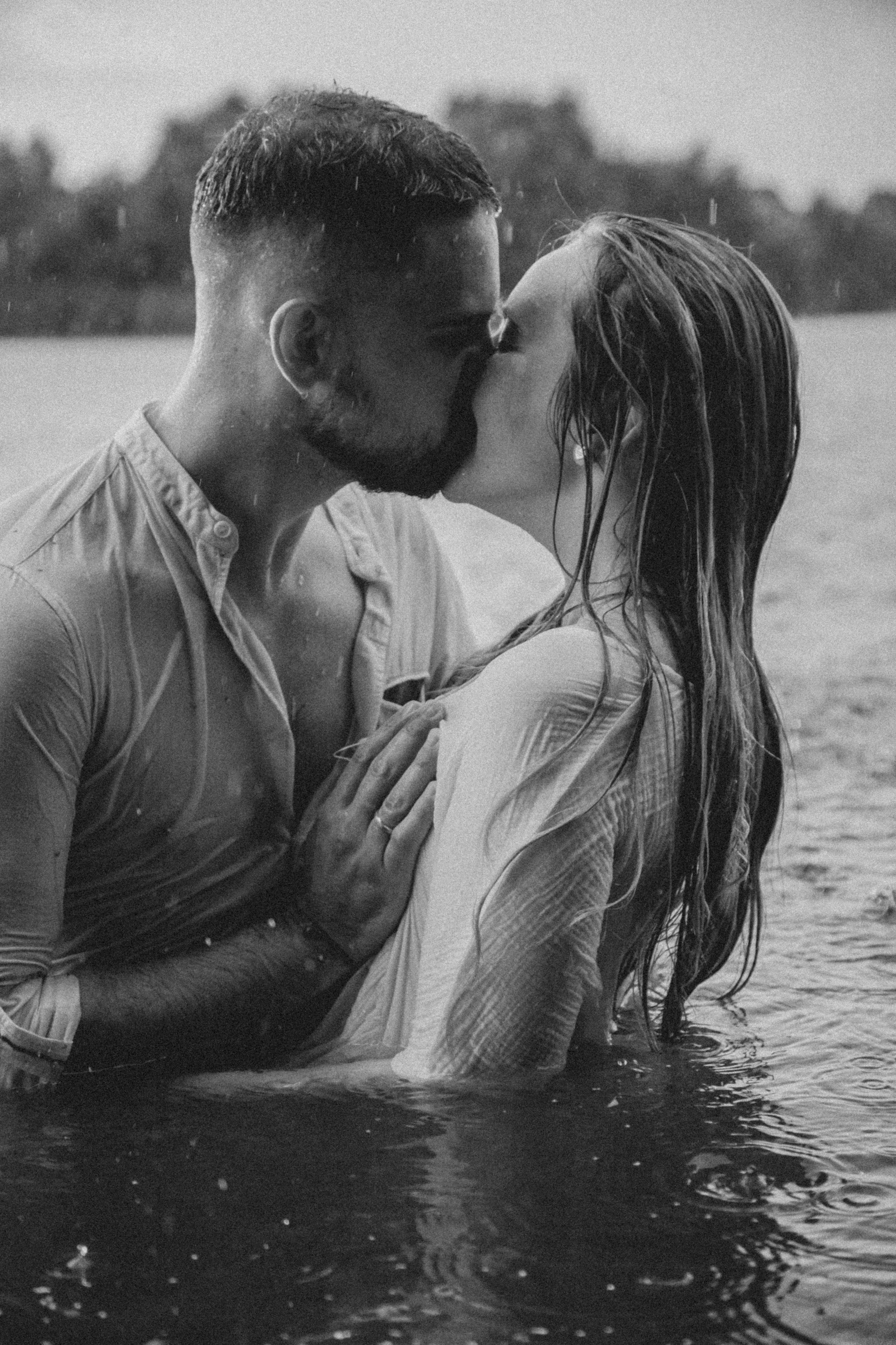 мужчина и женщина целуются в реке