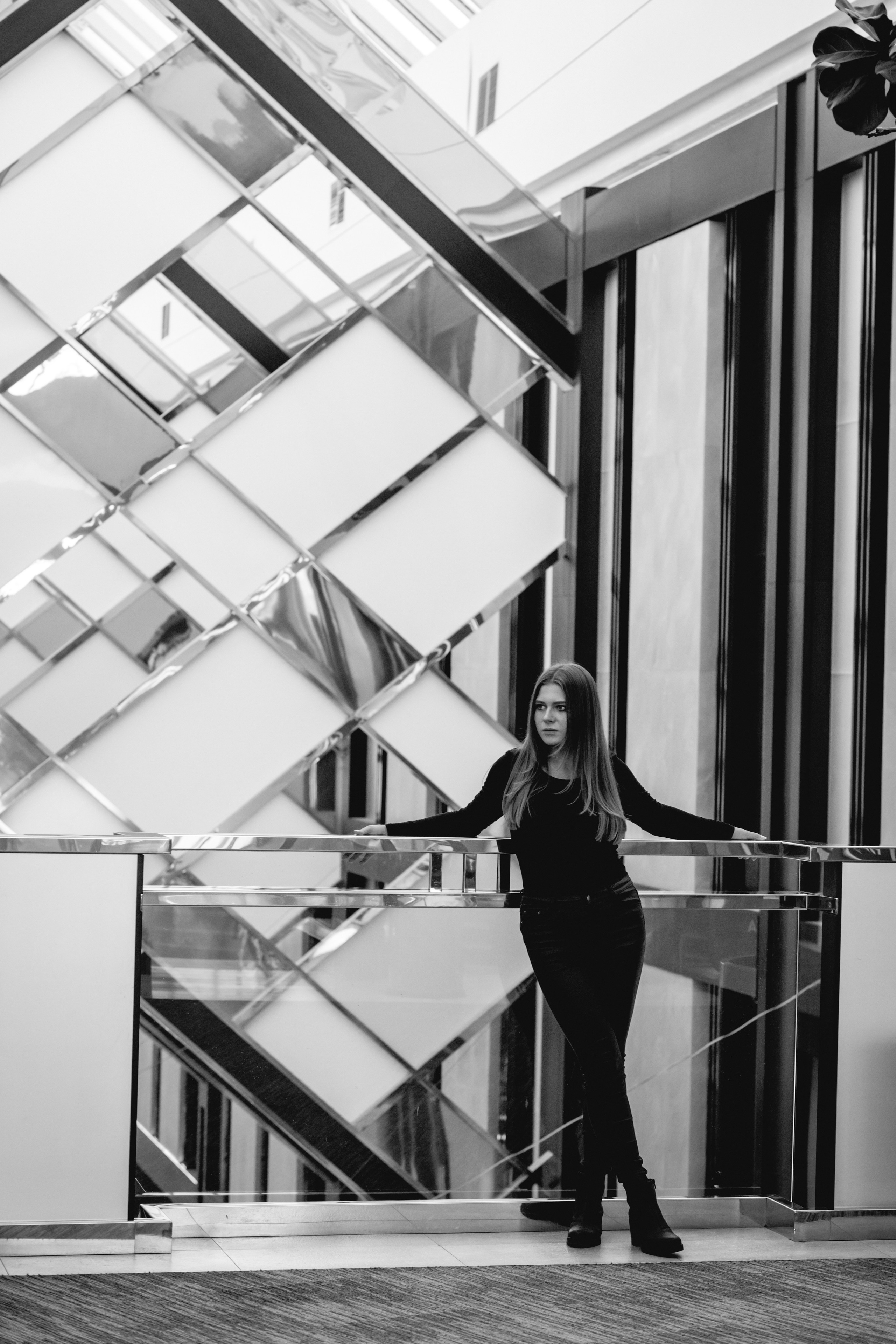 фотограф Москва профессиональная индивидуальная фотосессия в черно белом фоне где девушка стоит рядом с красивой архитектуре тц Вегас Крокус Сити