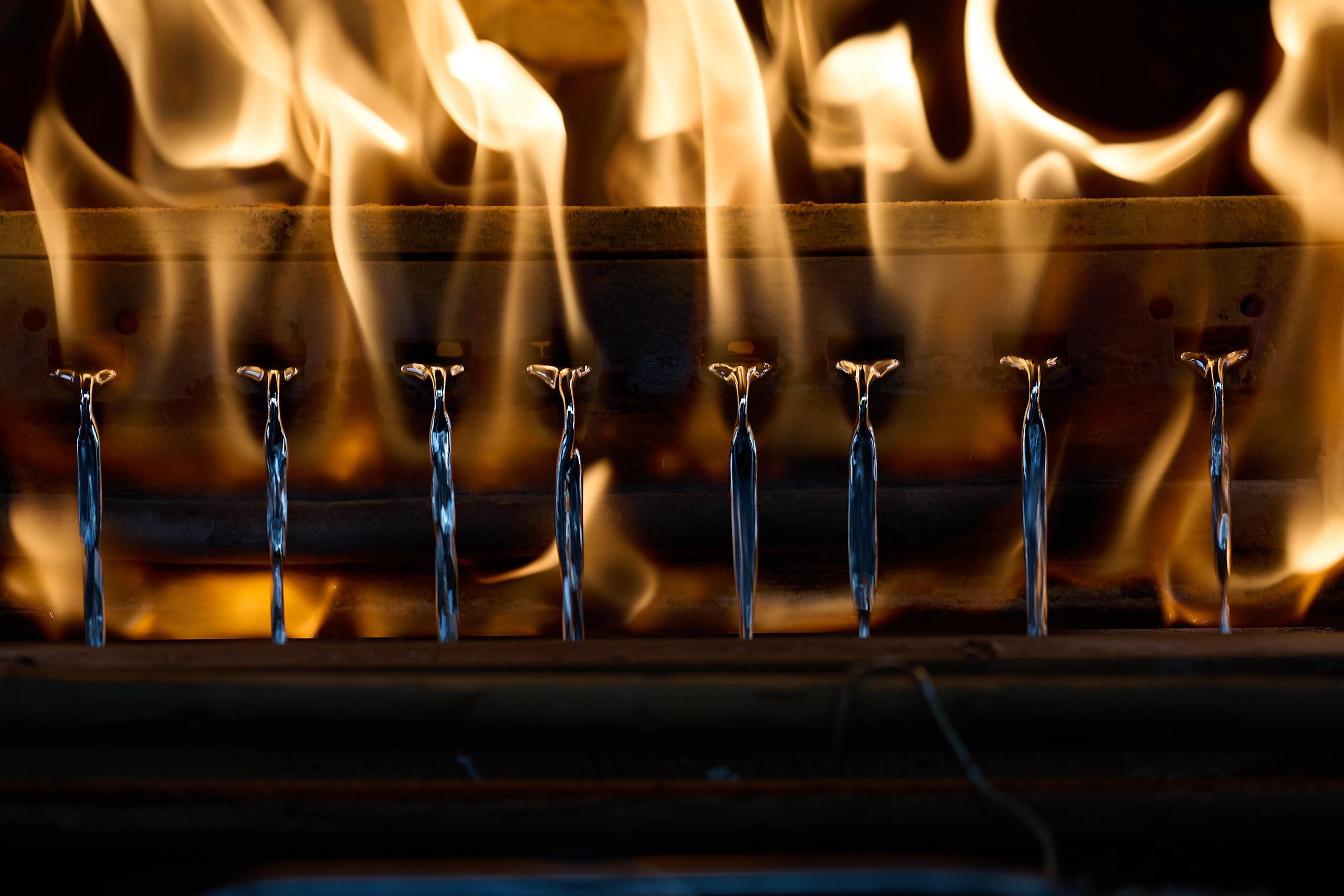 расплавленный свинец заливается в форму на производстве аккумуляторов