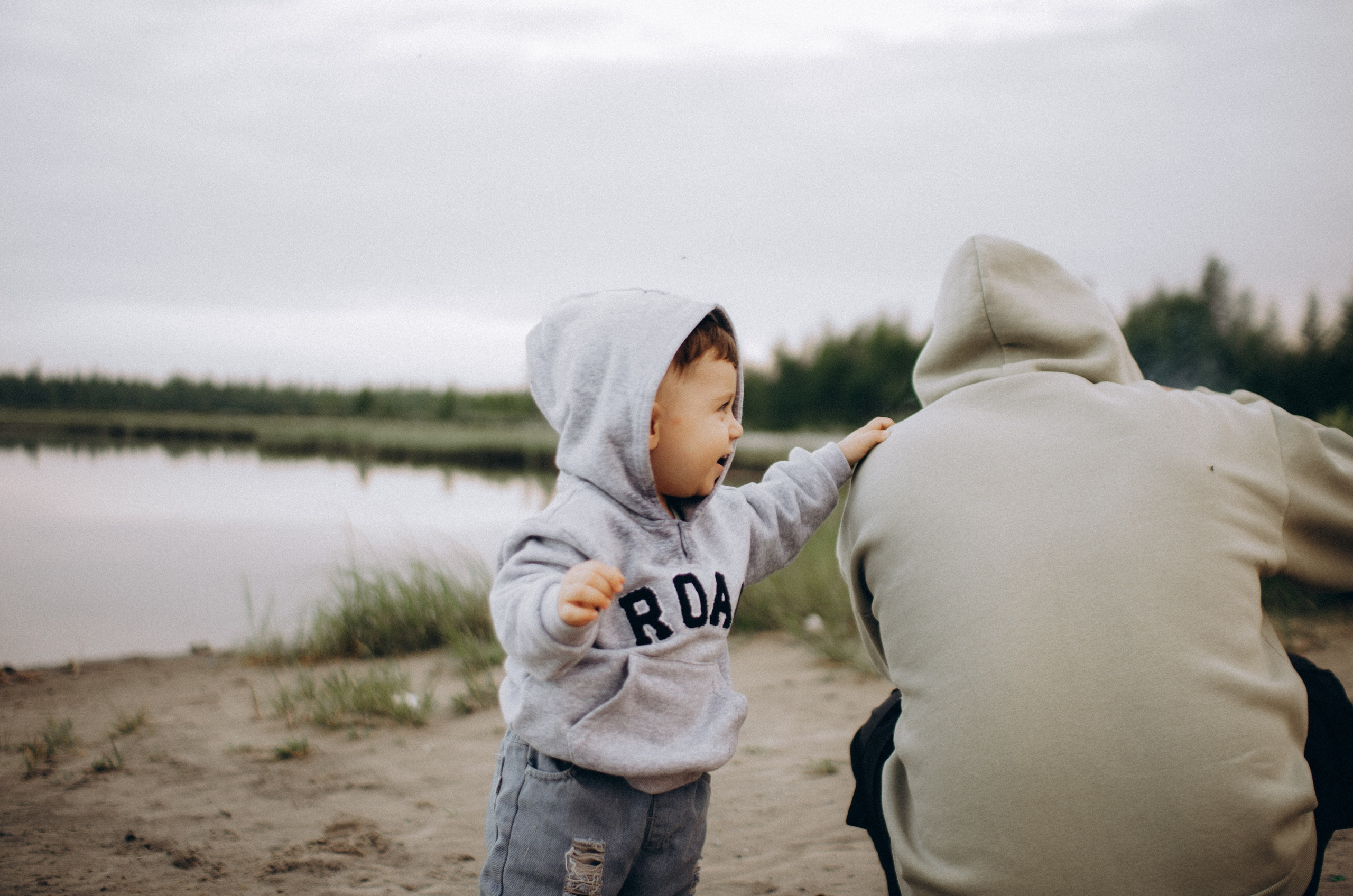 Адам с папой на пляже