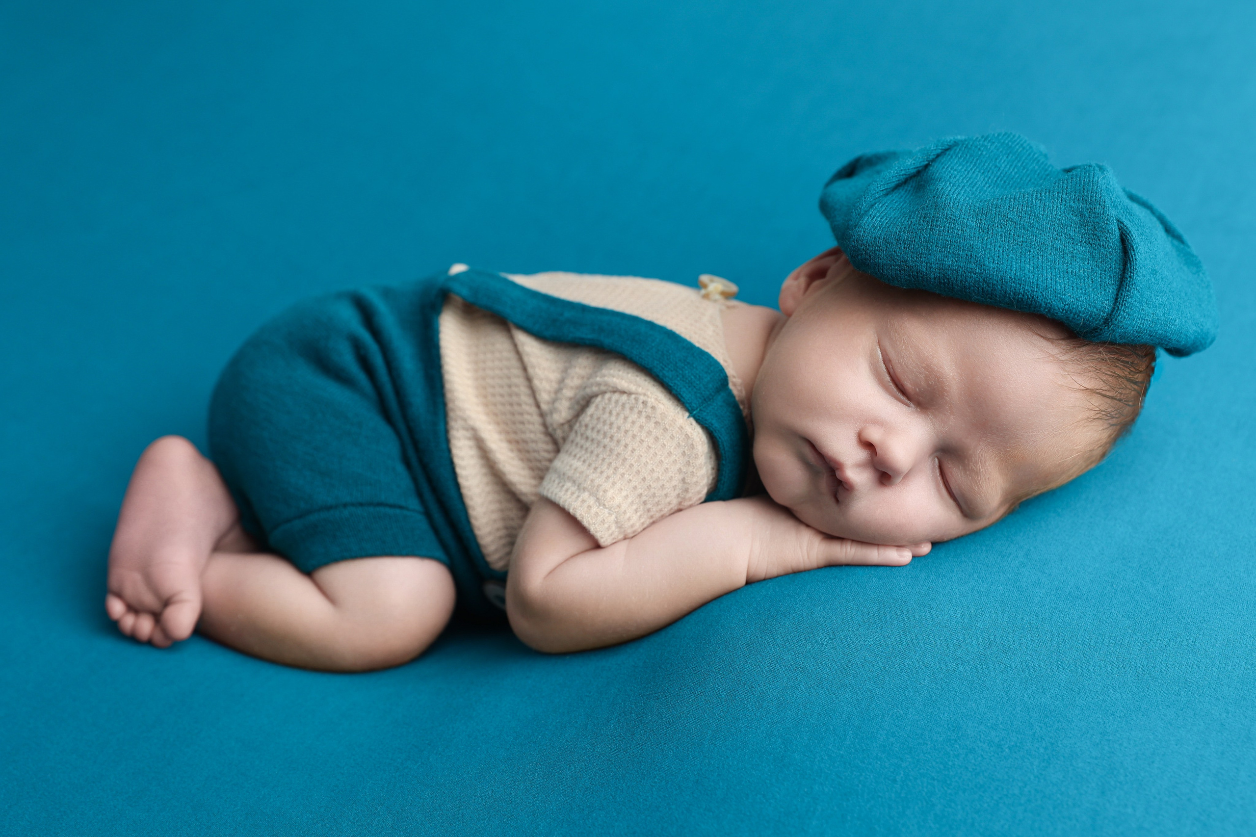 Максим. Здравствуйте, меня зовут Яна Страшкевич. Я фотограф новорождённых из Санкт-Петербурга