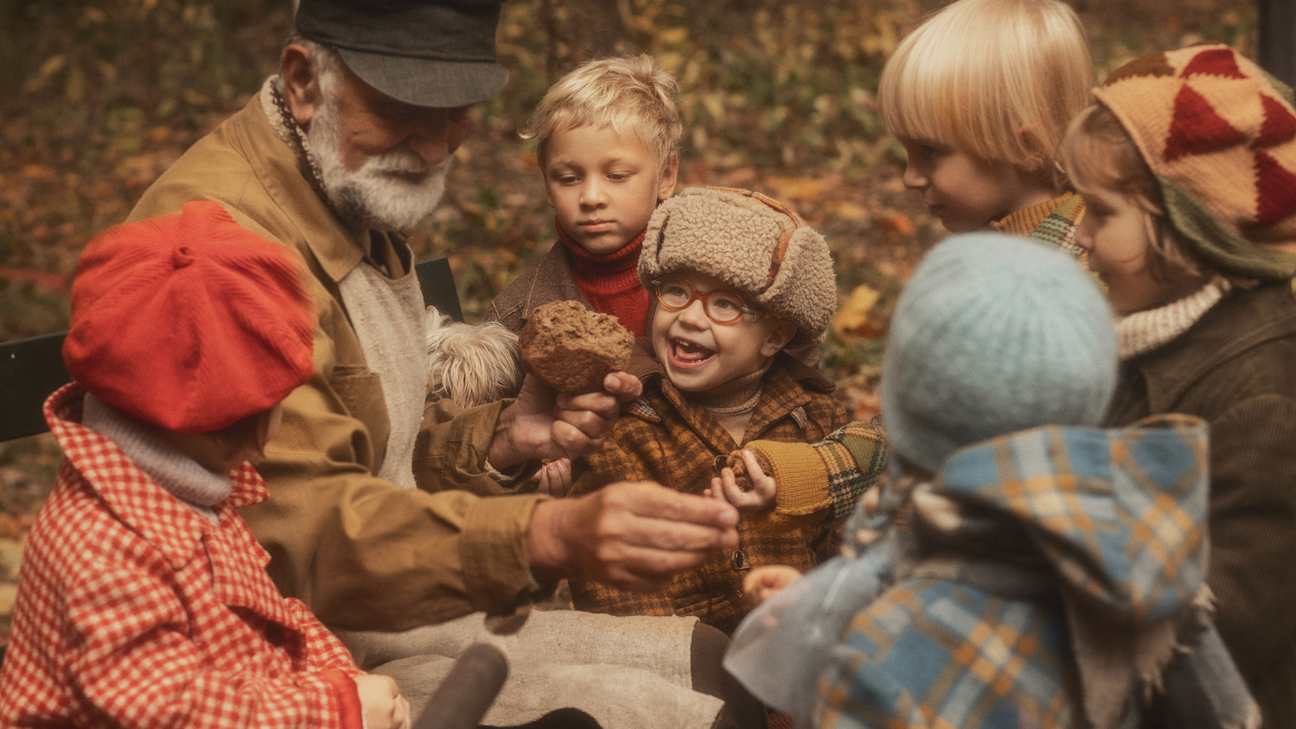 Старый дворник и ребятишки. Фотограф и режиссер Сергей Спирин. Москва