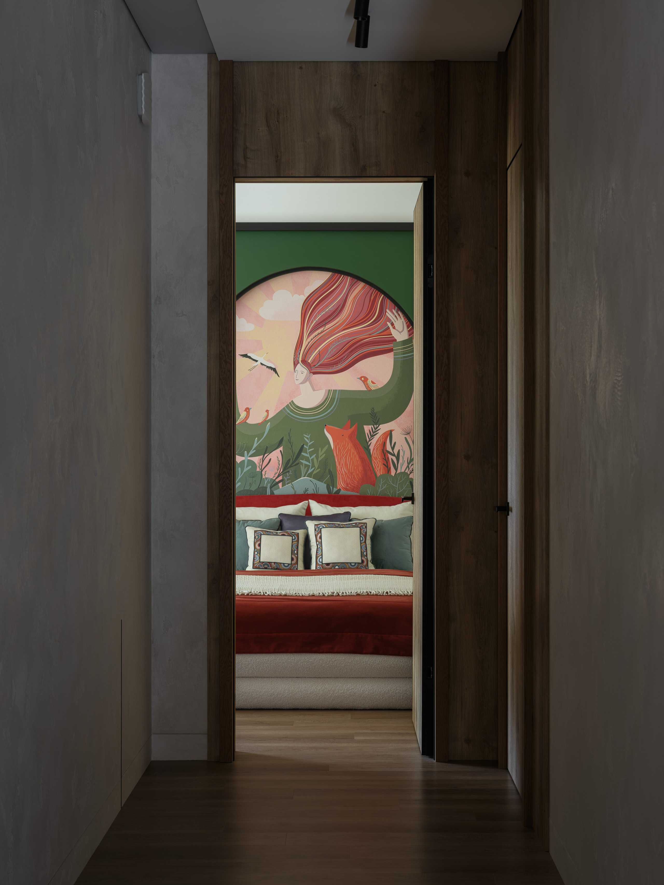 Вид из коридора на спальню с акцентной стеной и яркой иллюстрацией. Интерьер оформлен дизайнером Наталией Шелепниковой, сфотографирован Сергеем Денисенко и стилизован Алёной Бершацкой.