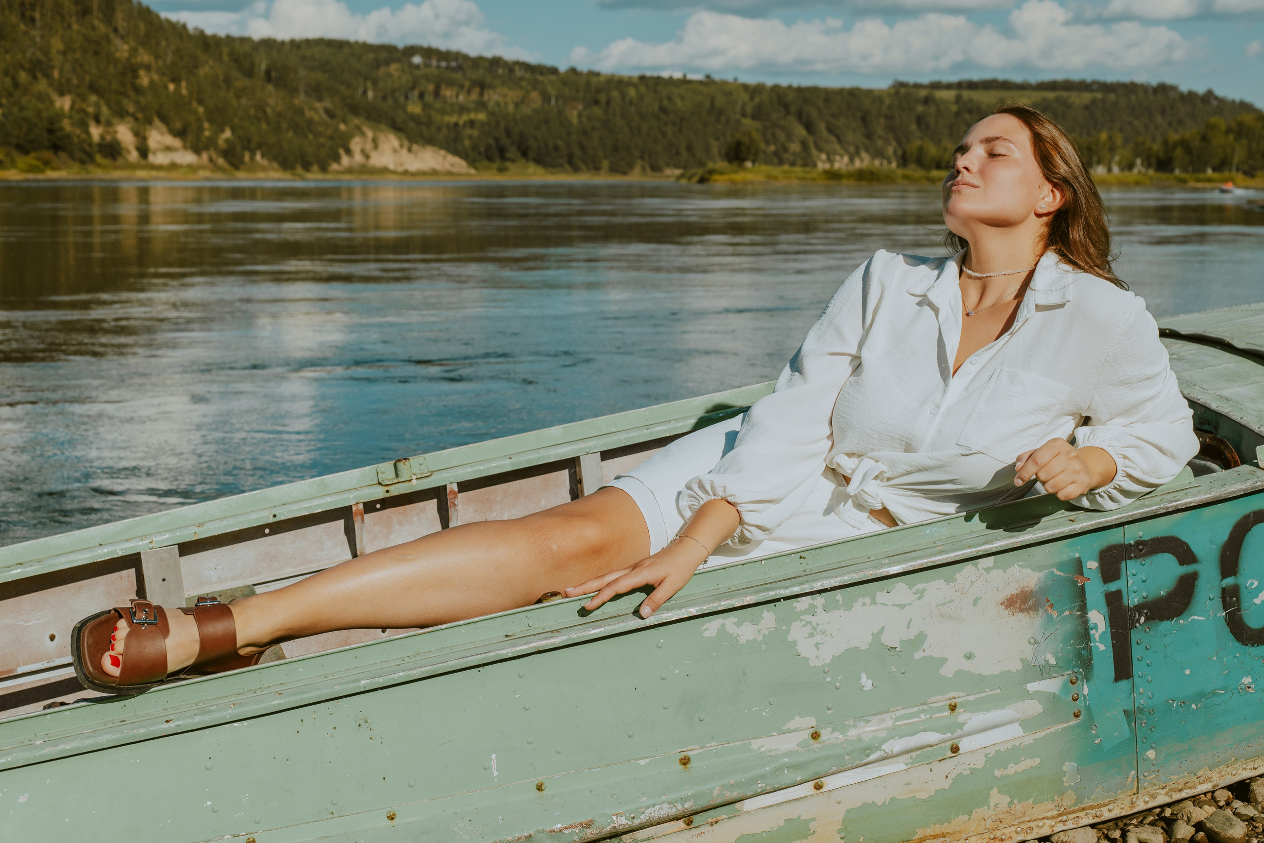 Индивидуальная фотосессия на берегу. Фотограф Ангарск Александра Зарубина