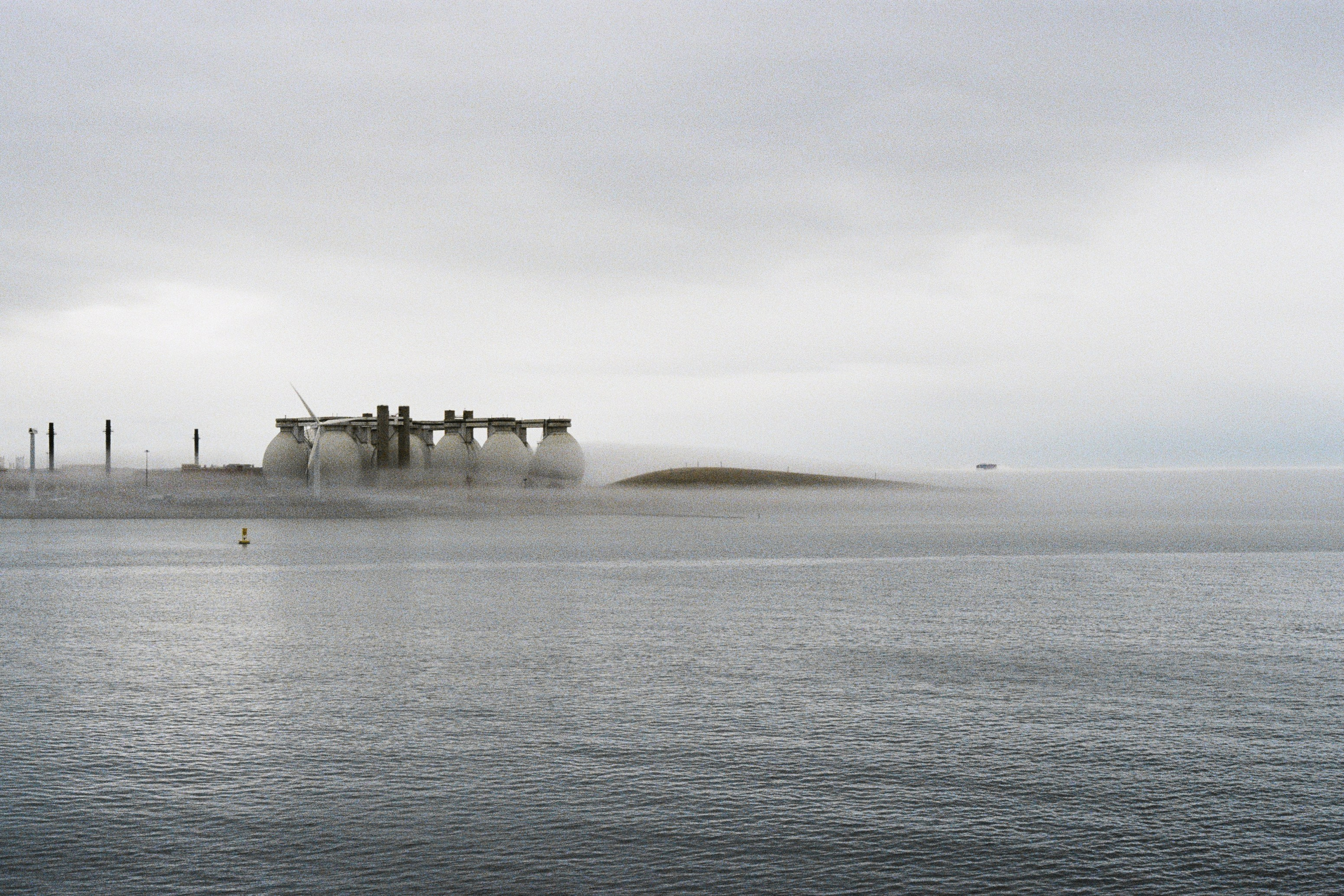 Постапокалиптичный вид на туманную морскую акваторию порта Бостон