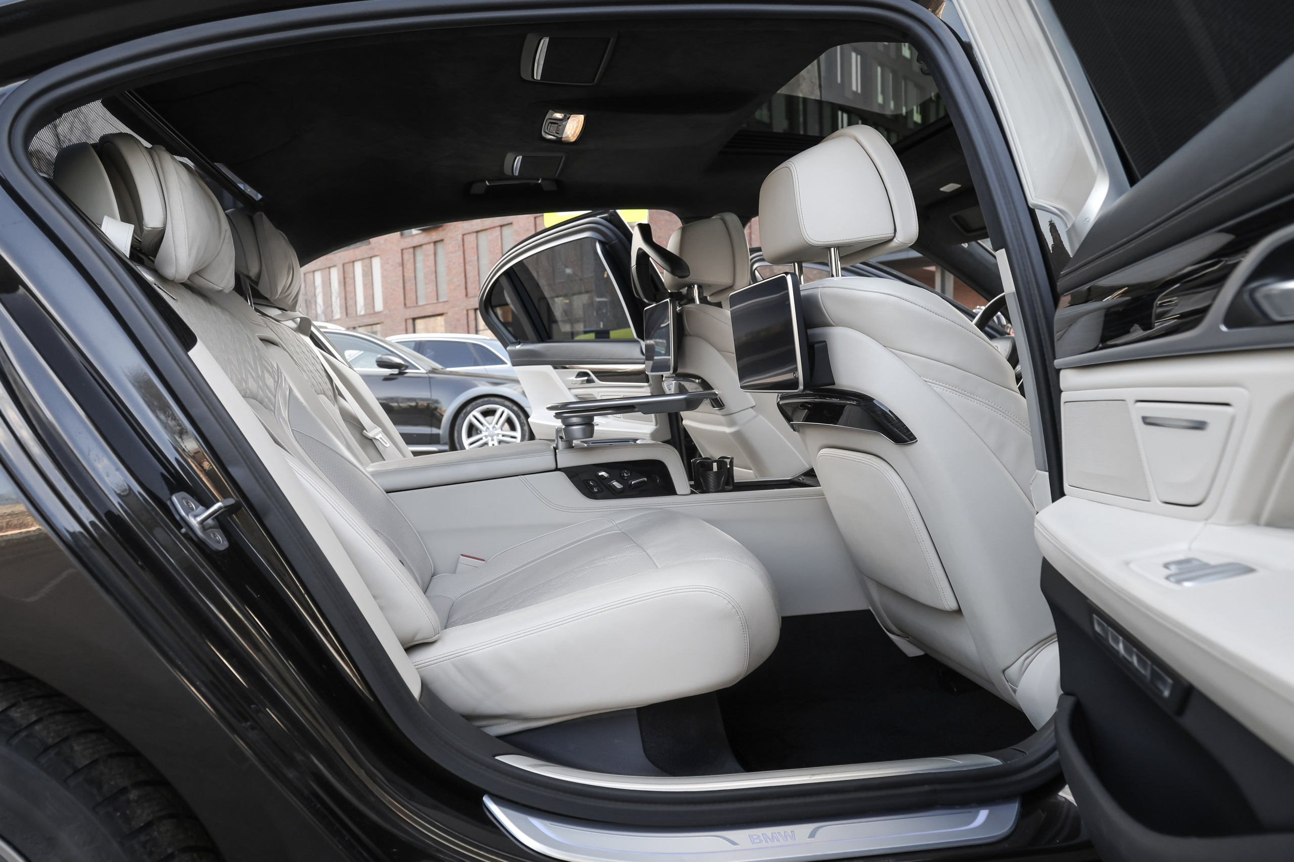 2017 BMW 750 Ld XDrive. Mixturecaptures