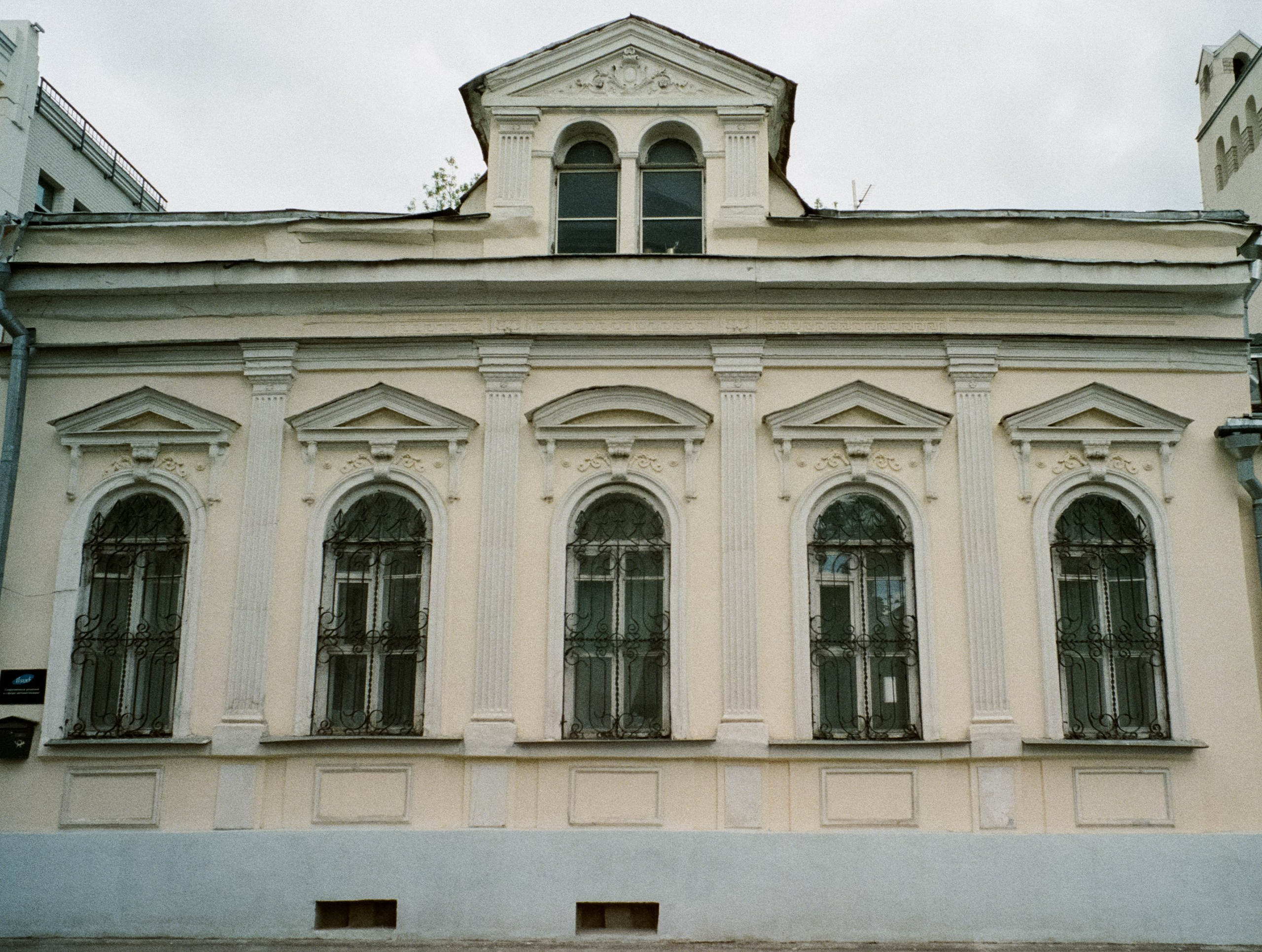 Ул. Поваровка и окрестности | Voigtlander BESSA-T — Voigtlander Ultron 28 mm f/2 | Kodak Ultramax 400 (просрочка) @ ISO 100