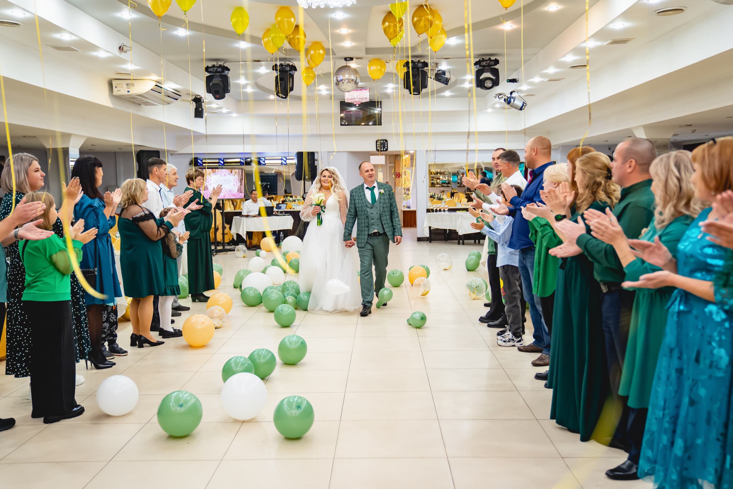 Осенняя Свадьба 2024. Занимаюсь профессиональной фотографией и живу рядом с Байкалом. Работаю в разных жанрах