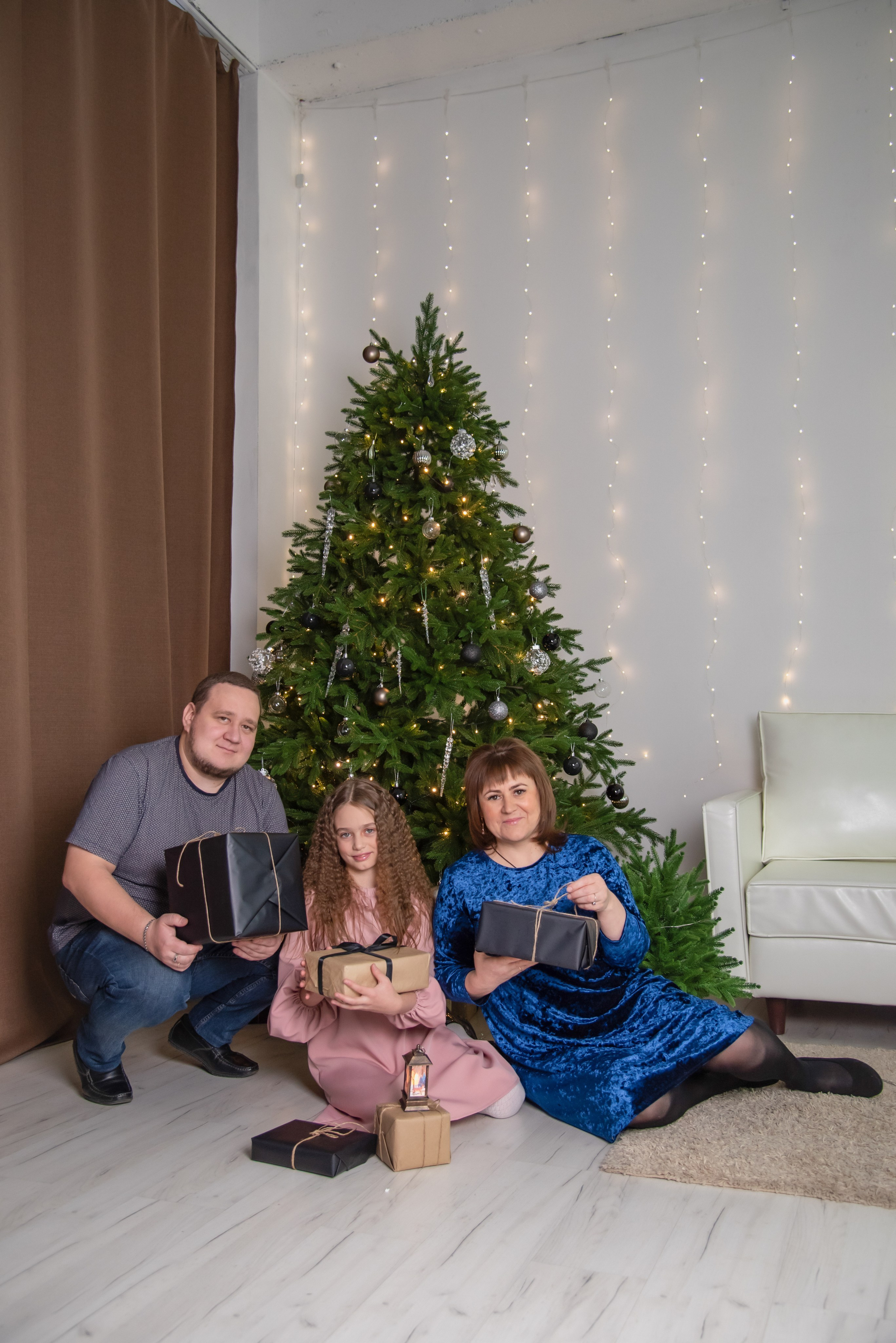 Семейная новогодняя фотосессия «Стандарт». Занимаюсь профессиональной фотографией и живу рядом с Байкалом. Работаю в разных жанрах