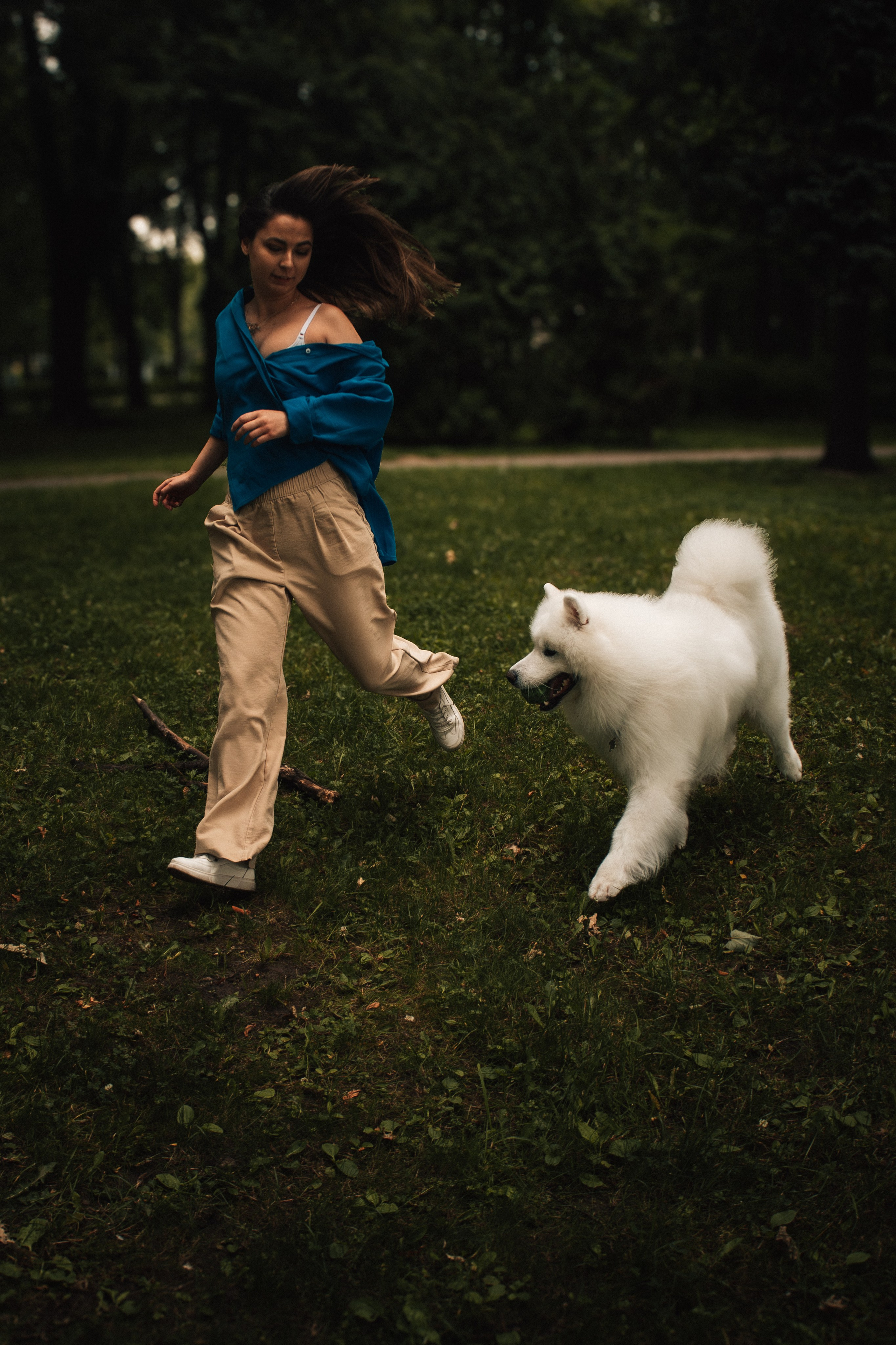 Прогулочная фотосессия девушки в парке с собакой самоедом. Фотограф-анималист в Москве Екатерина Тихонова