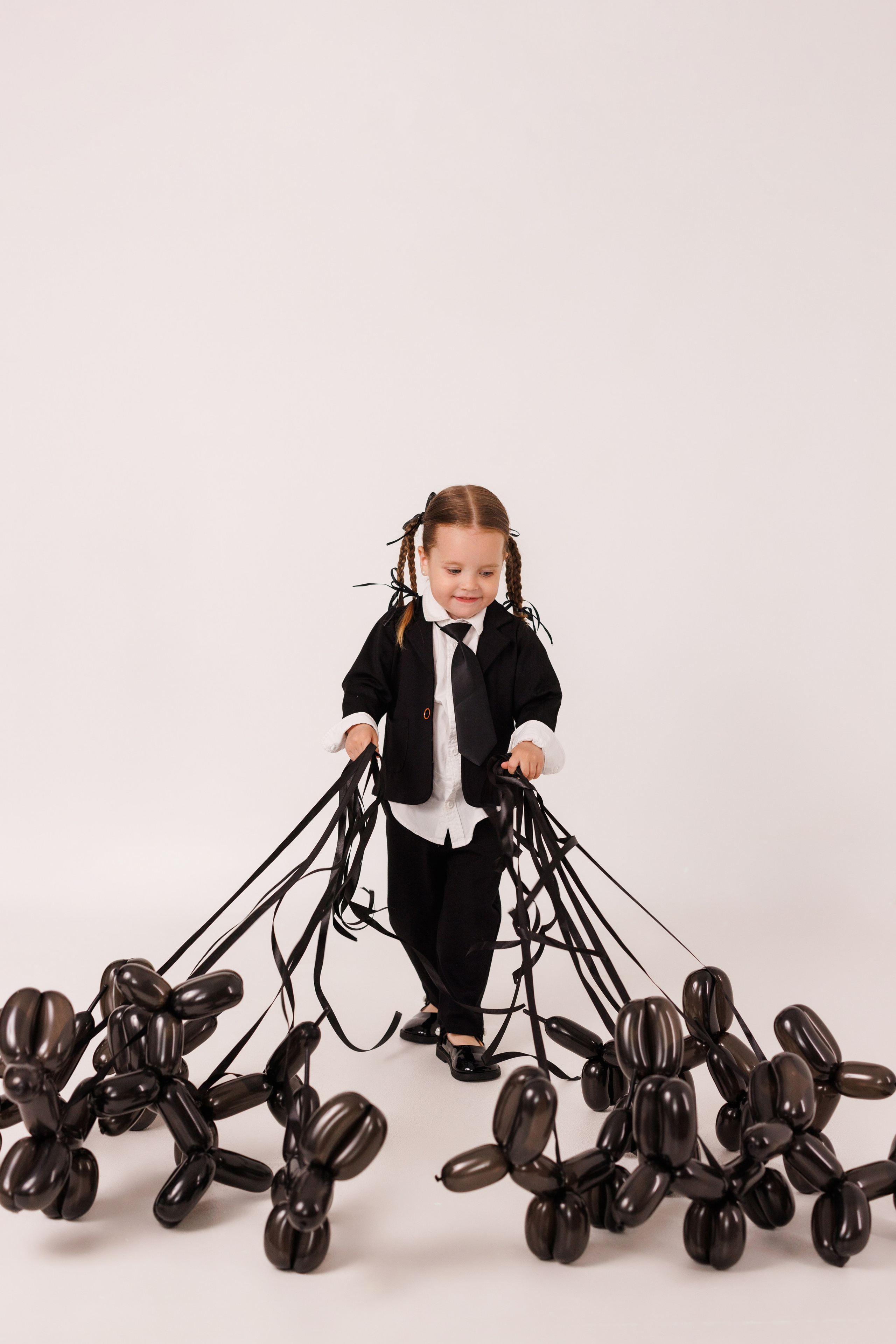 Стильная детская фотосессия с собачками из шариков, для девочек и мальчиков. Семейный и детский фотограф в Краснодаре Анна Трашкова