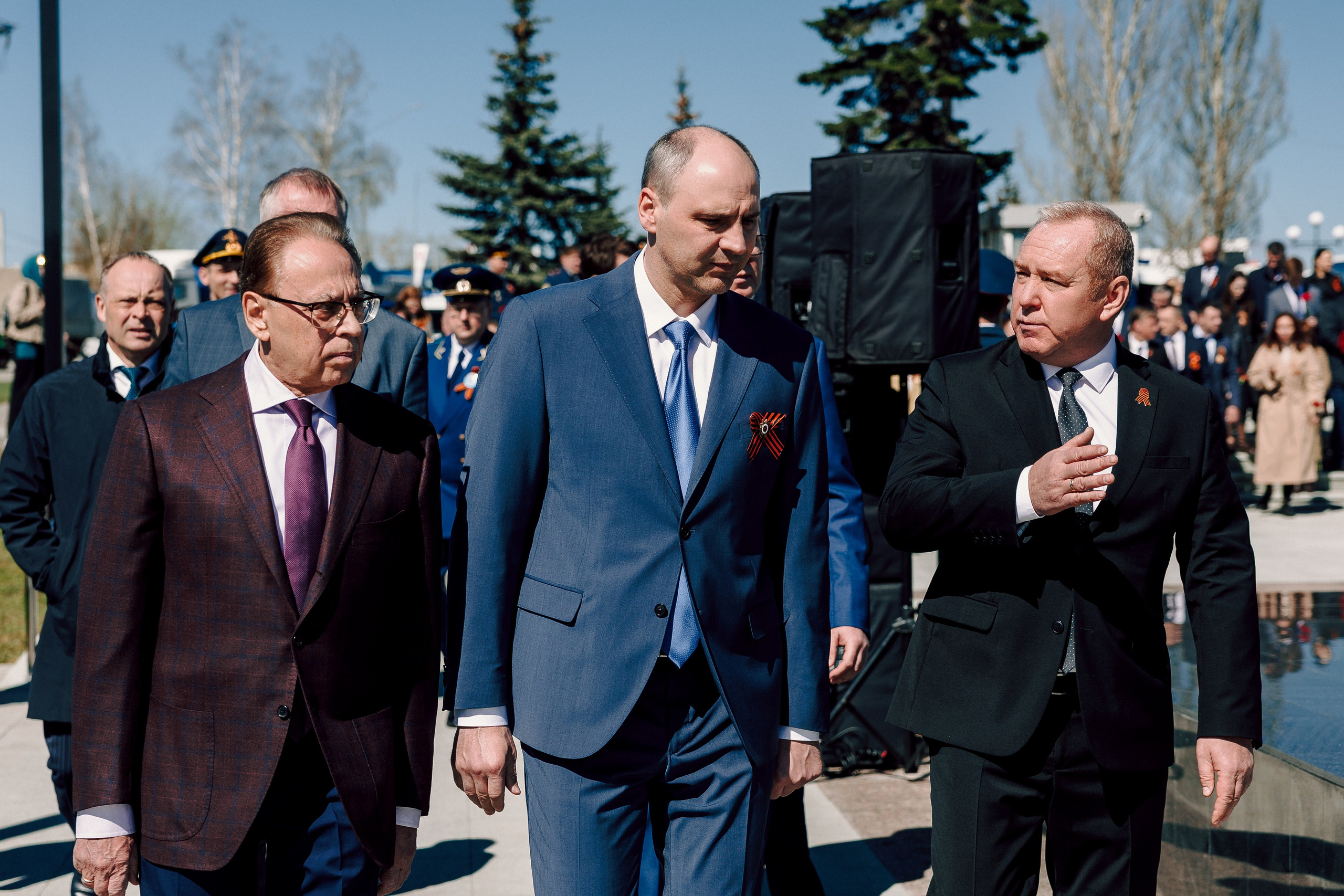 Торжественный митинг, посвящённый открытию Мемориала Славы воинам-новотрубникам. Лёшка Варзегов — фотограф