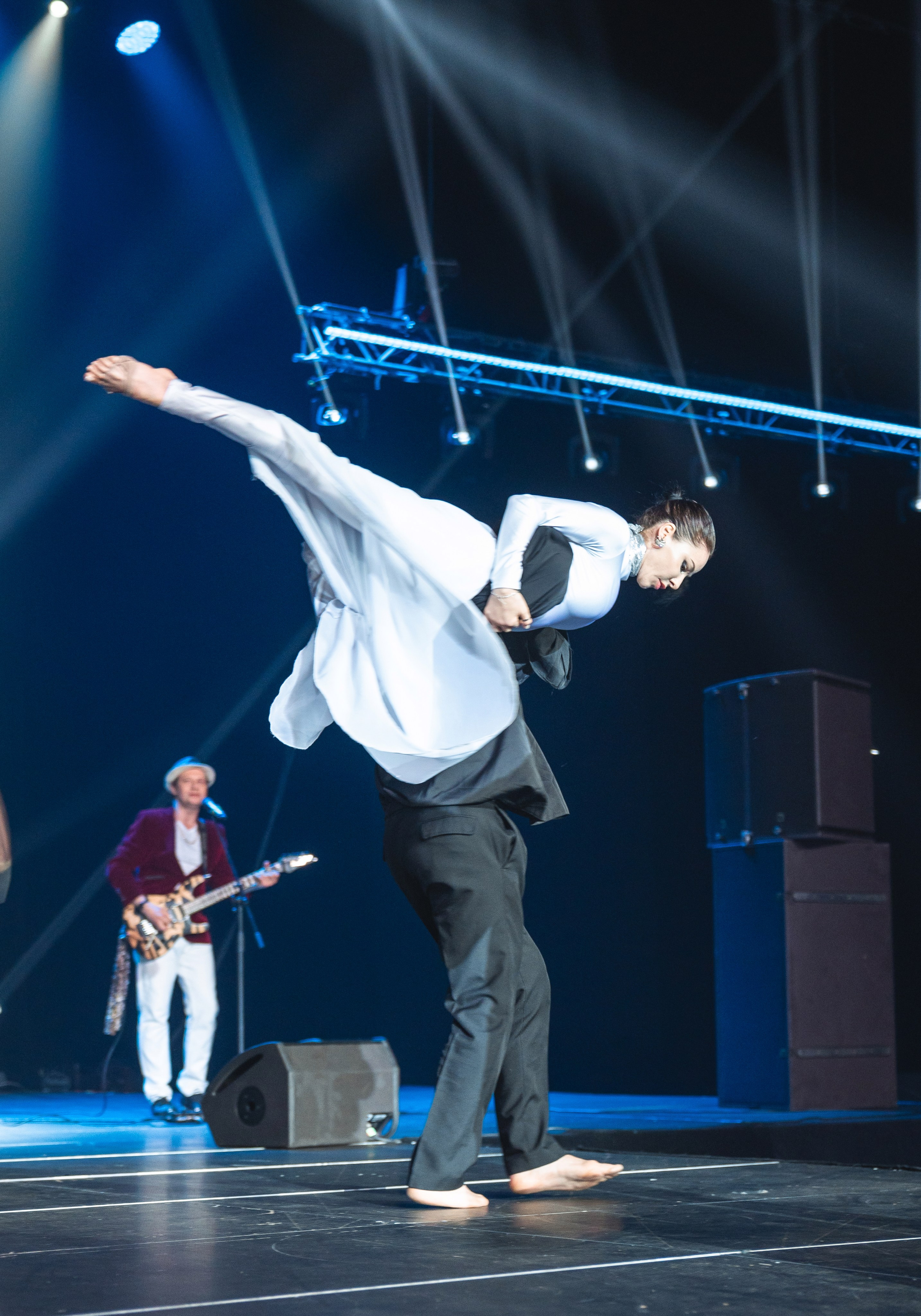 Танцовщица в белой рубашке выполняет акробатический элемент на сцене КСК Арена во время концерта Светланы Разиной. День рождения Ленремонт. Фото Евгения Мальцева..