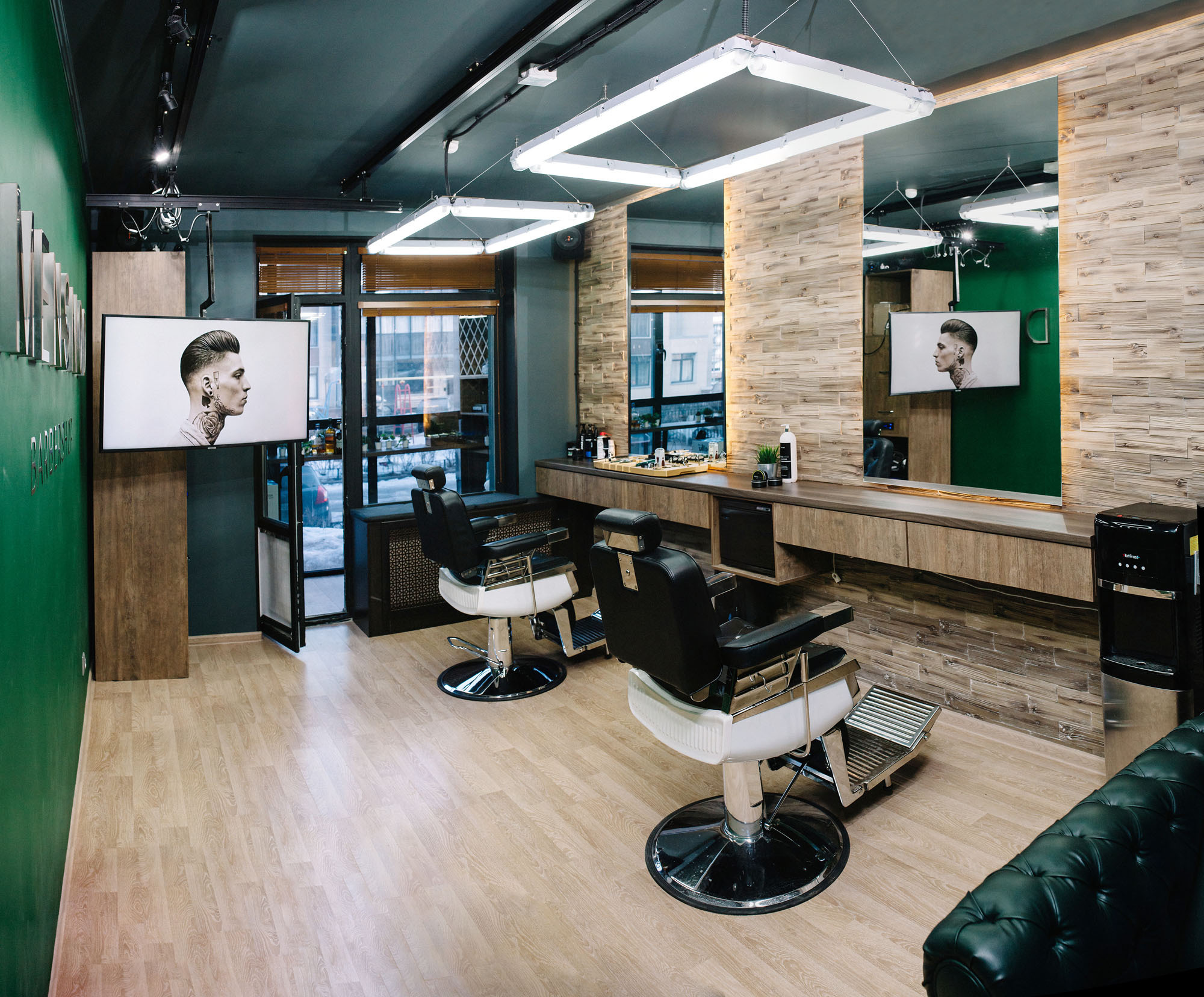 Интерьер барбершопа MENSMOD (Санкт-Петербург) с системой освещения