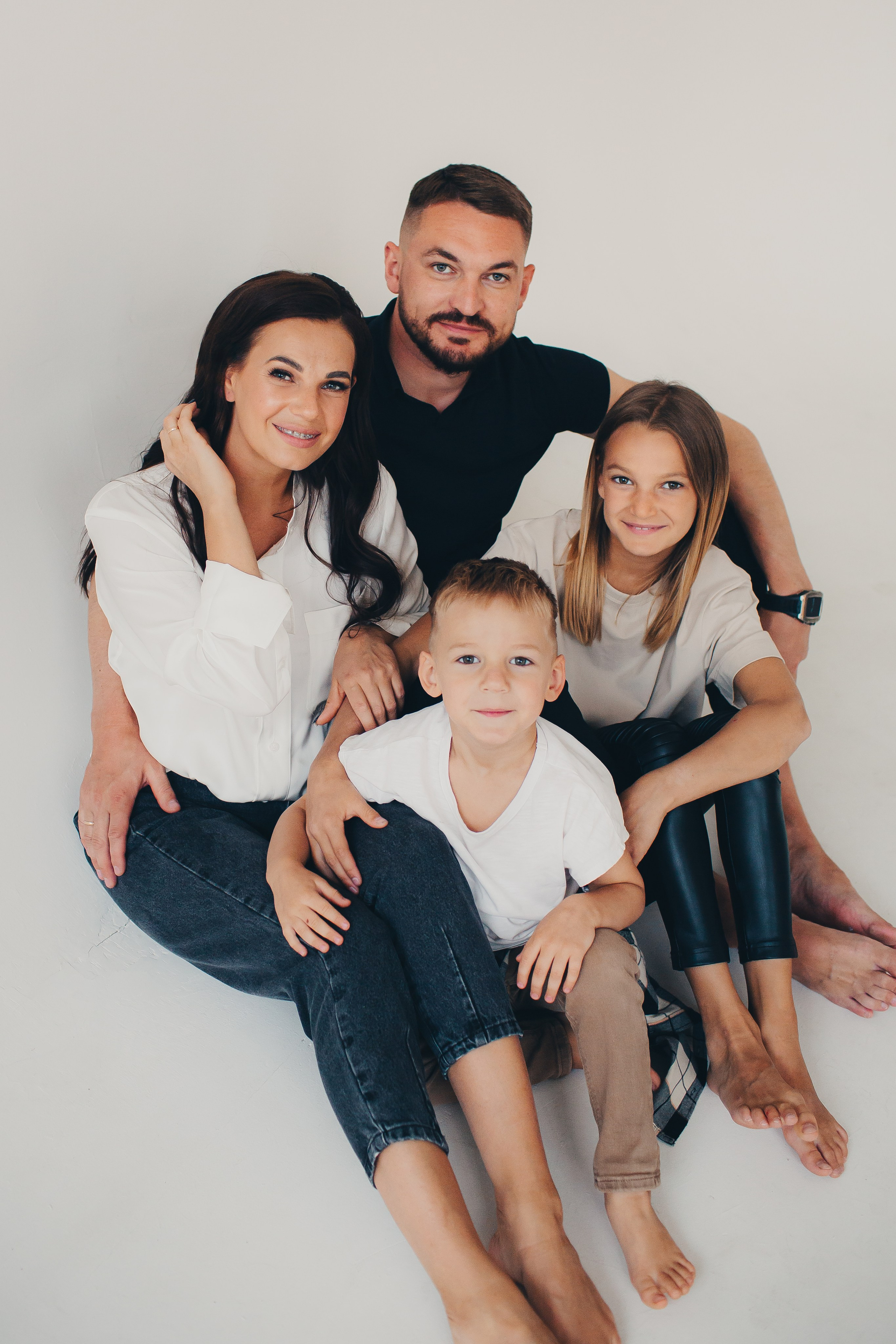 Семейная съёмка на белом фоне. Фотограф Евгения Мальцева, Архангельск