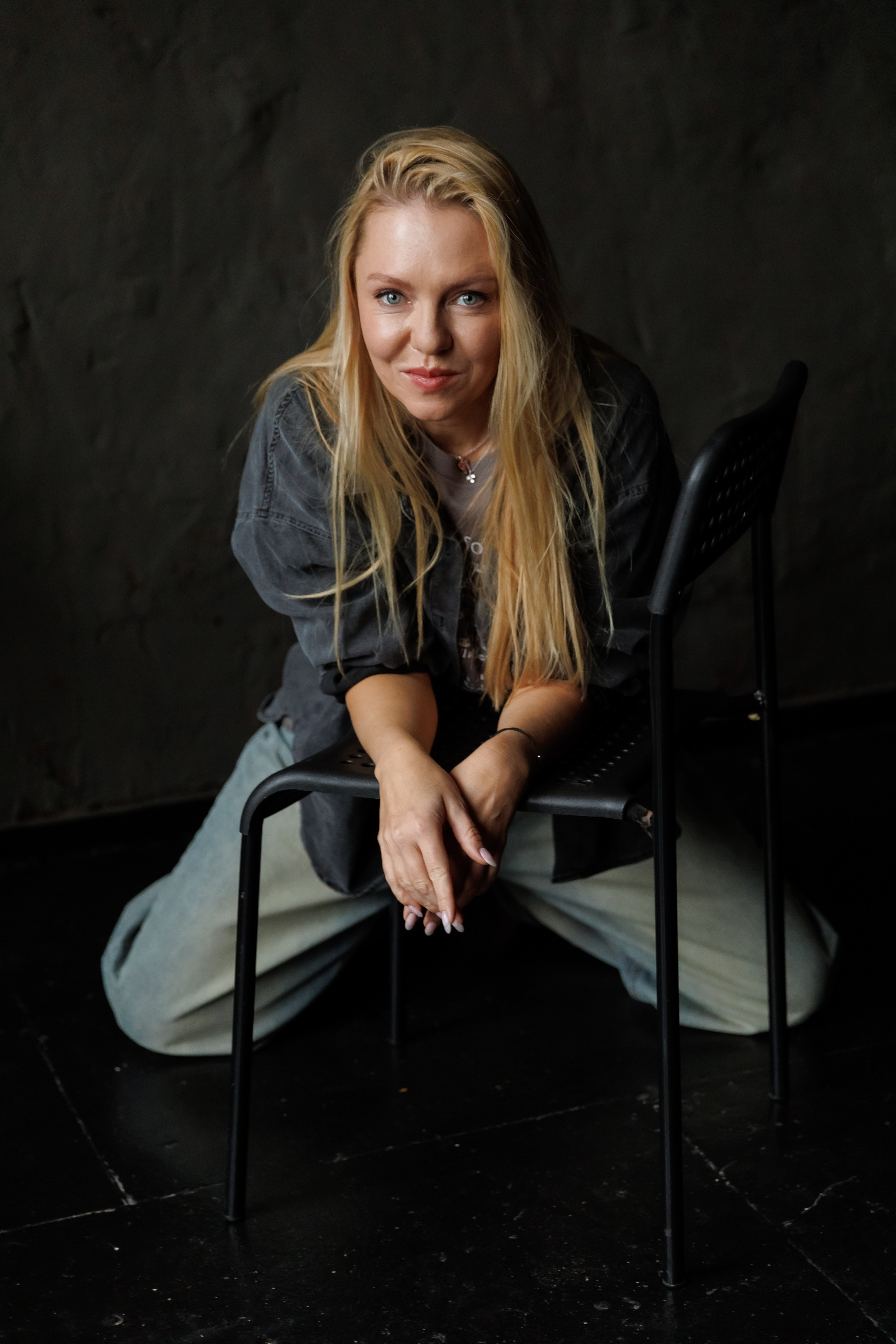 Портретная фотосессия в студии в Костроме в темных тонах. Портретный и репортажный фотограф Екатерина Селиверстова, Кострома