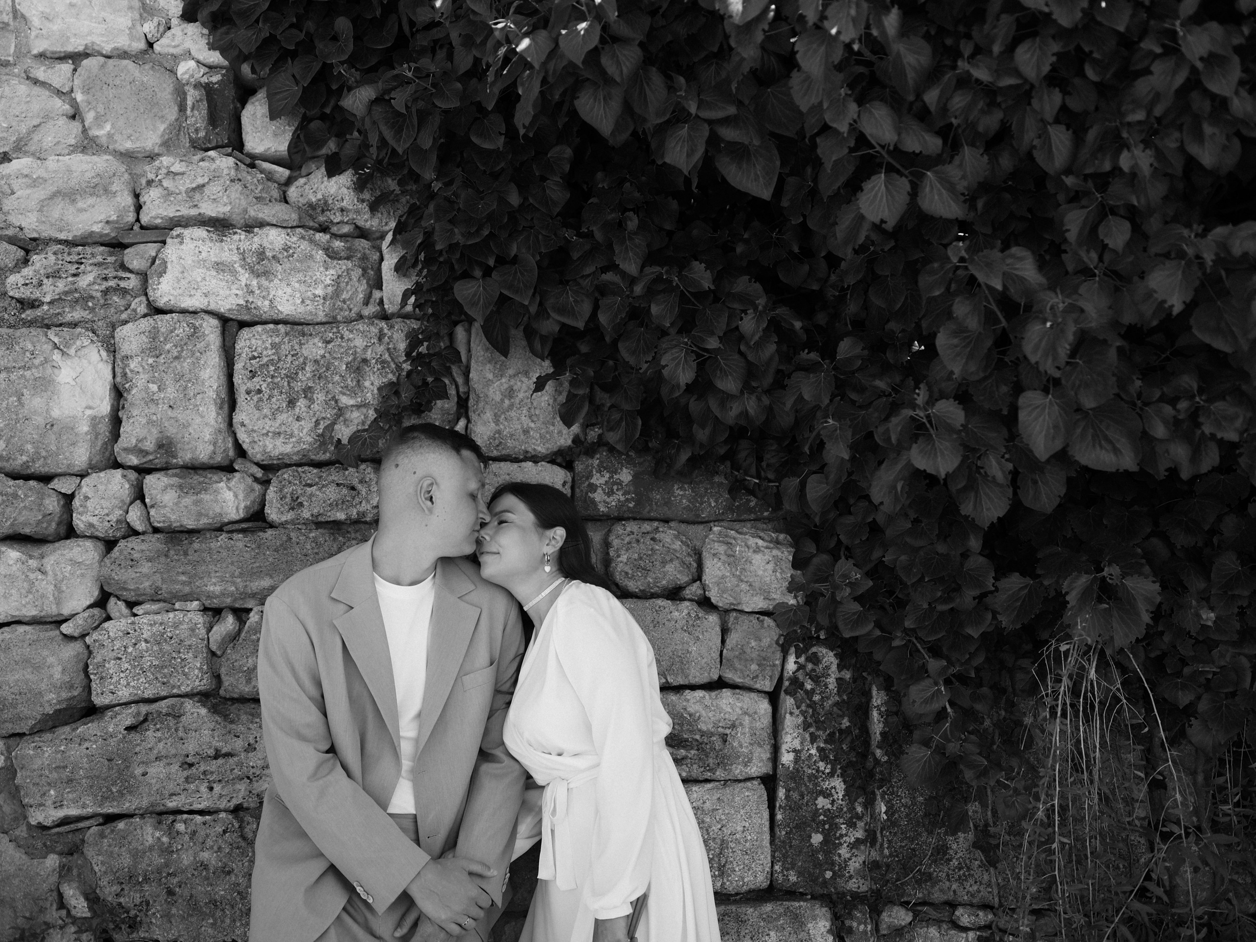 Роспись и прогулка в старом Херсонесе. Фотограф в Севастополе и Крыму Артем Волобуев