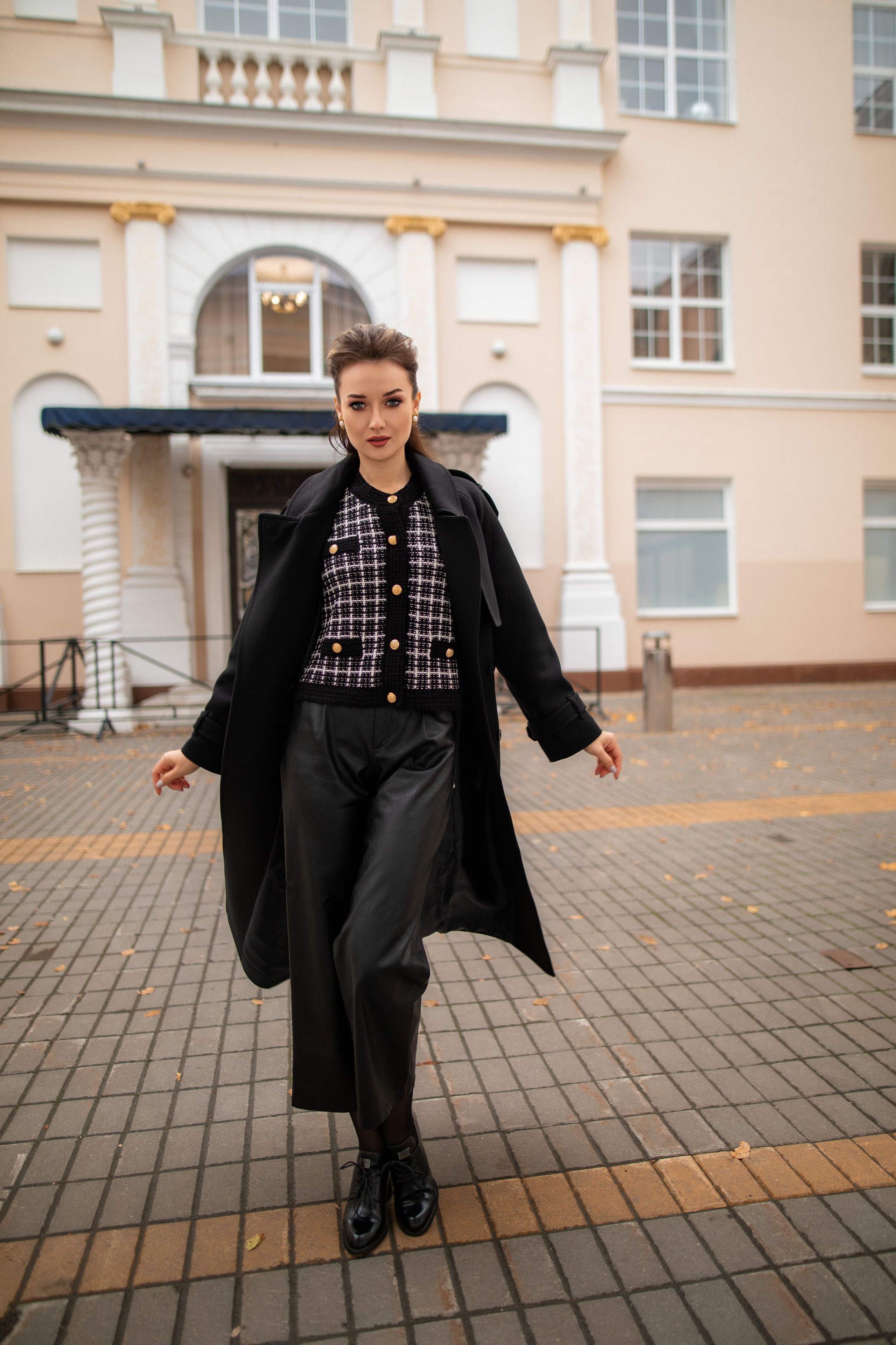 Студийный фотосет с Анастасией в минимальном интерьере в формате для «себя»