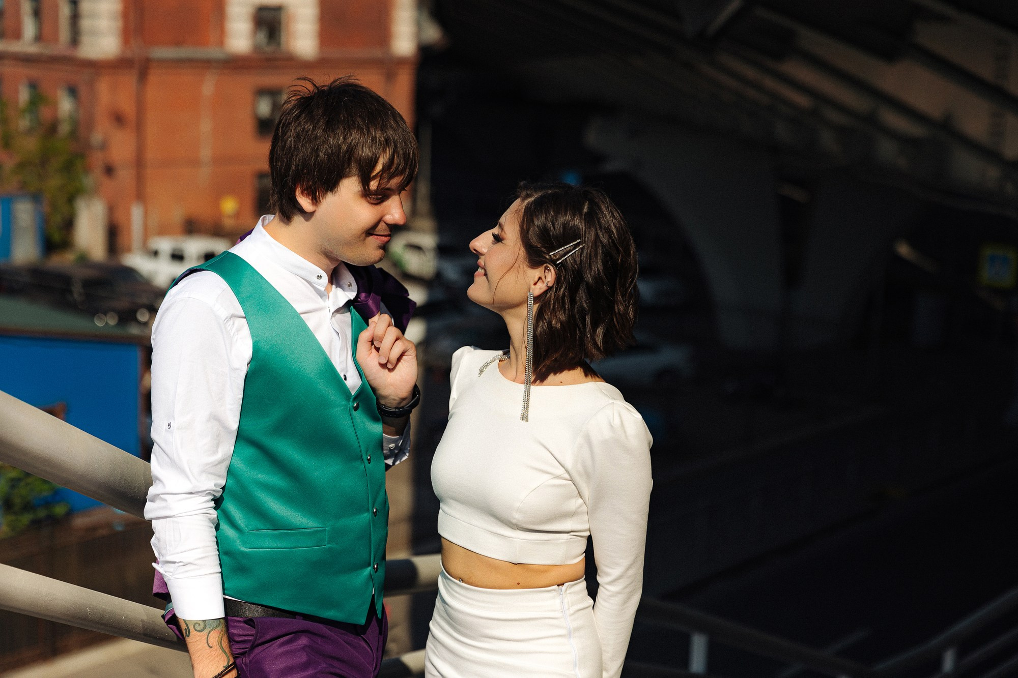 Жених и невеста смотрят друг на друга