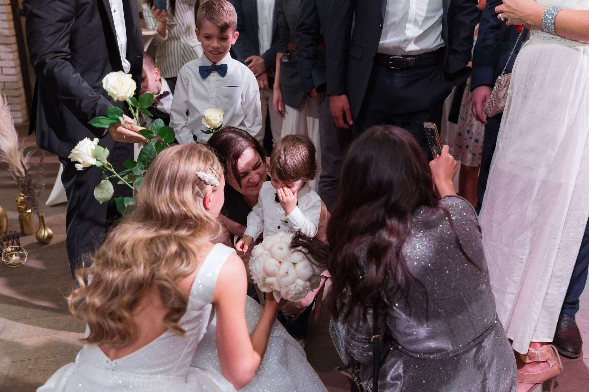 Объятия и поздравления жениха и невесты