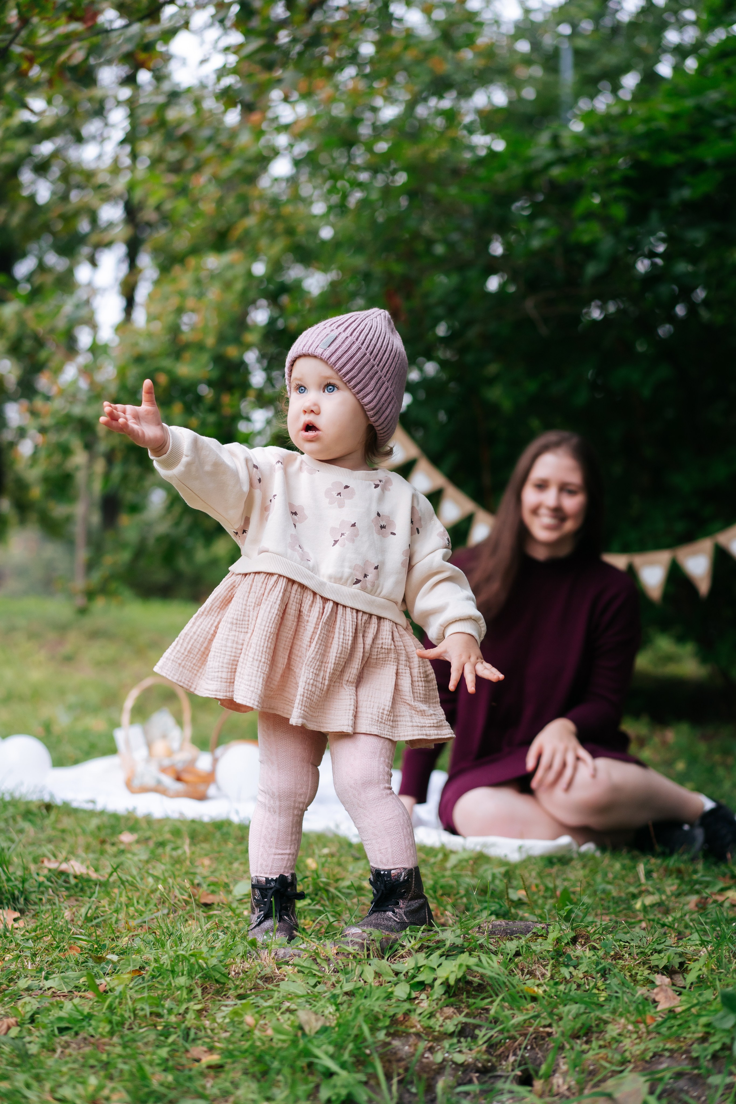 Евангелина с мамой в парке. Детская, семейная фотостудия в Санкт-Петербурге