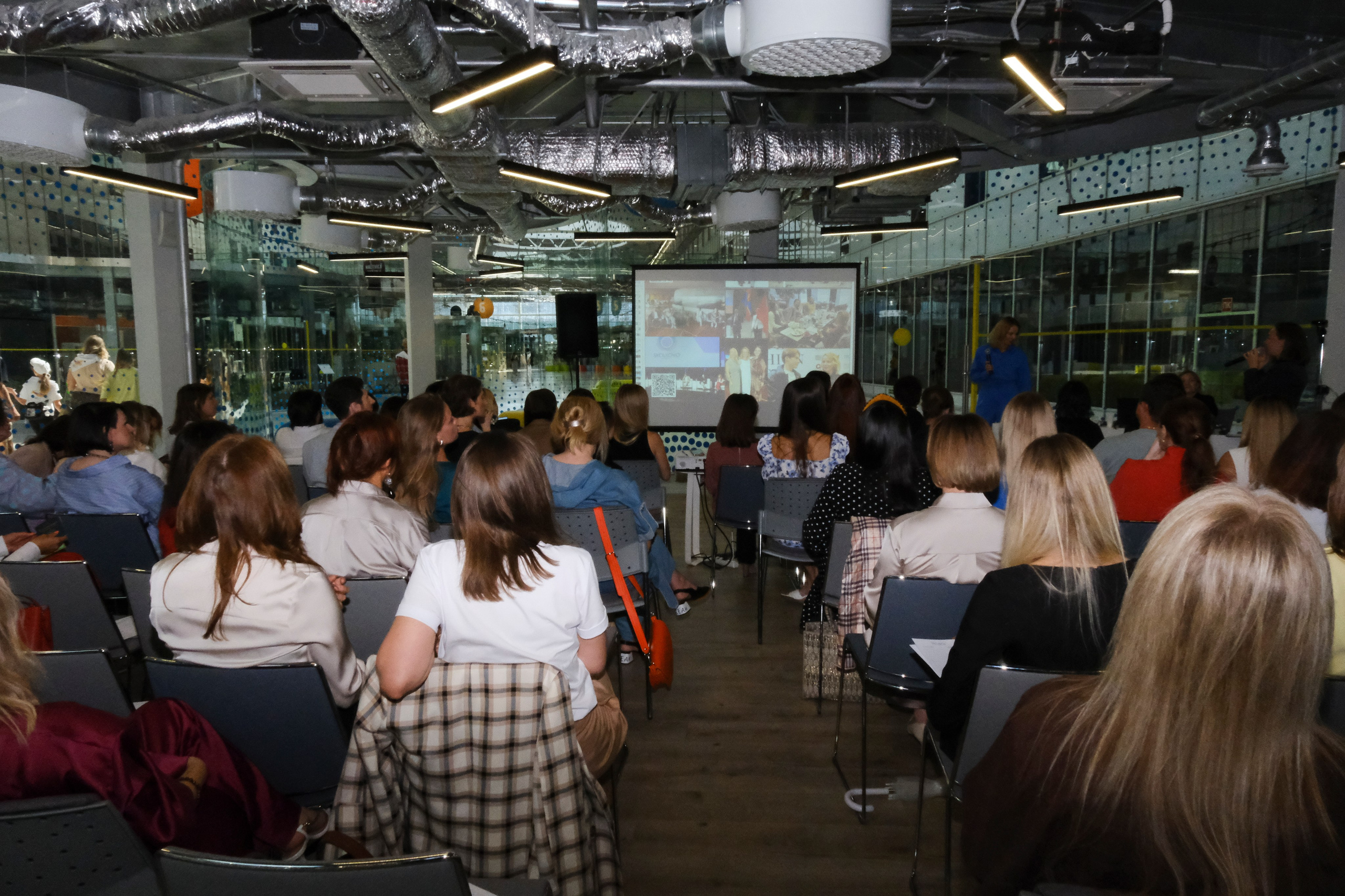Репортаж бизнес-конференции в Сколково от сообщества BRUSNIKA. Индивидуальная фотосъёмка в Москве. Фотограф Василиса Тарасова