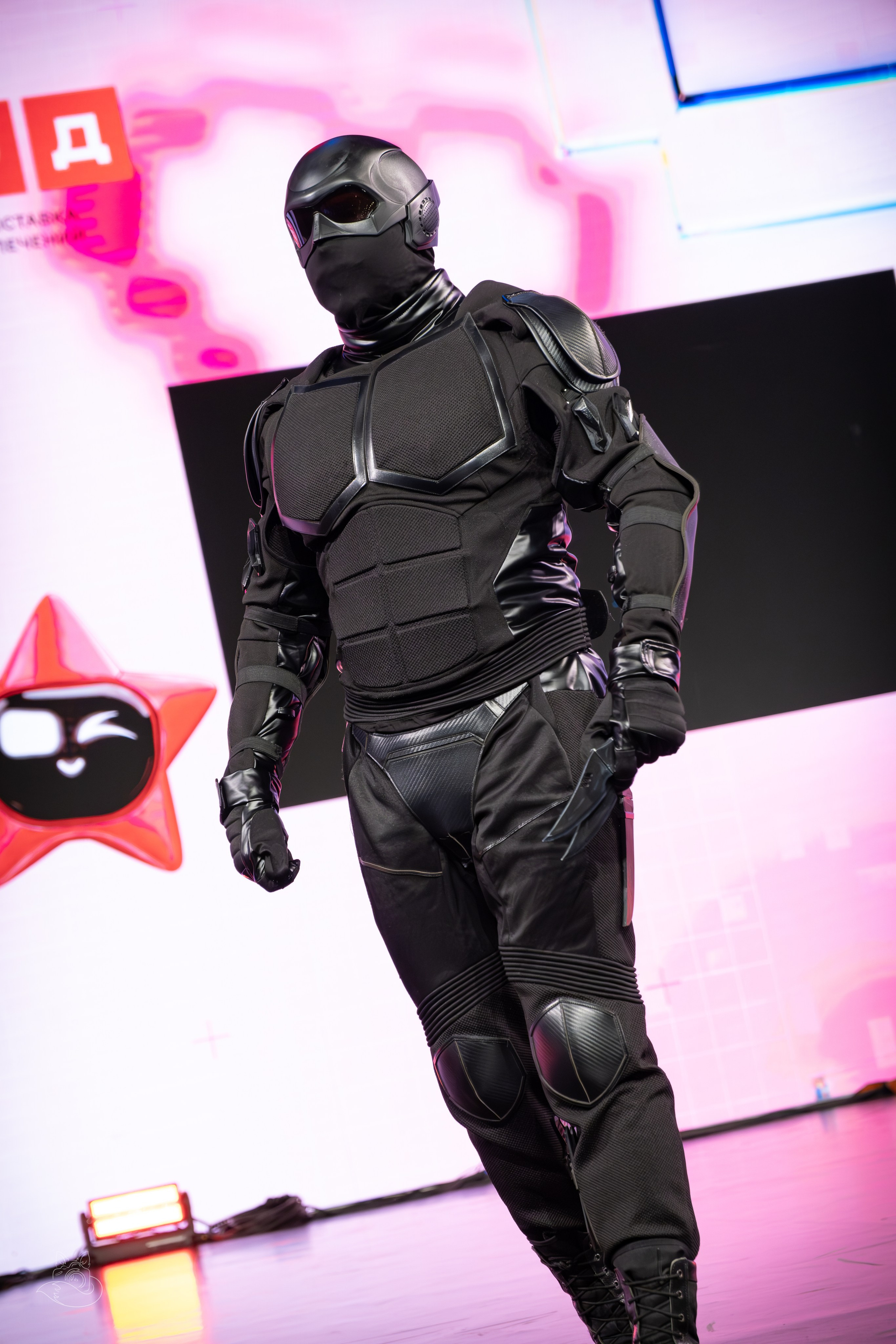 Сцена РЭД ЭКСПО 2024. Косплей фотограф