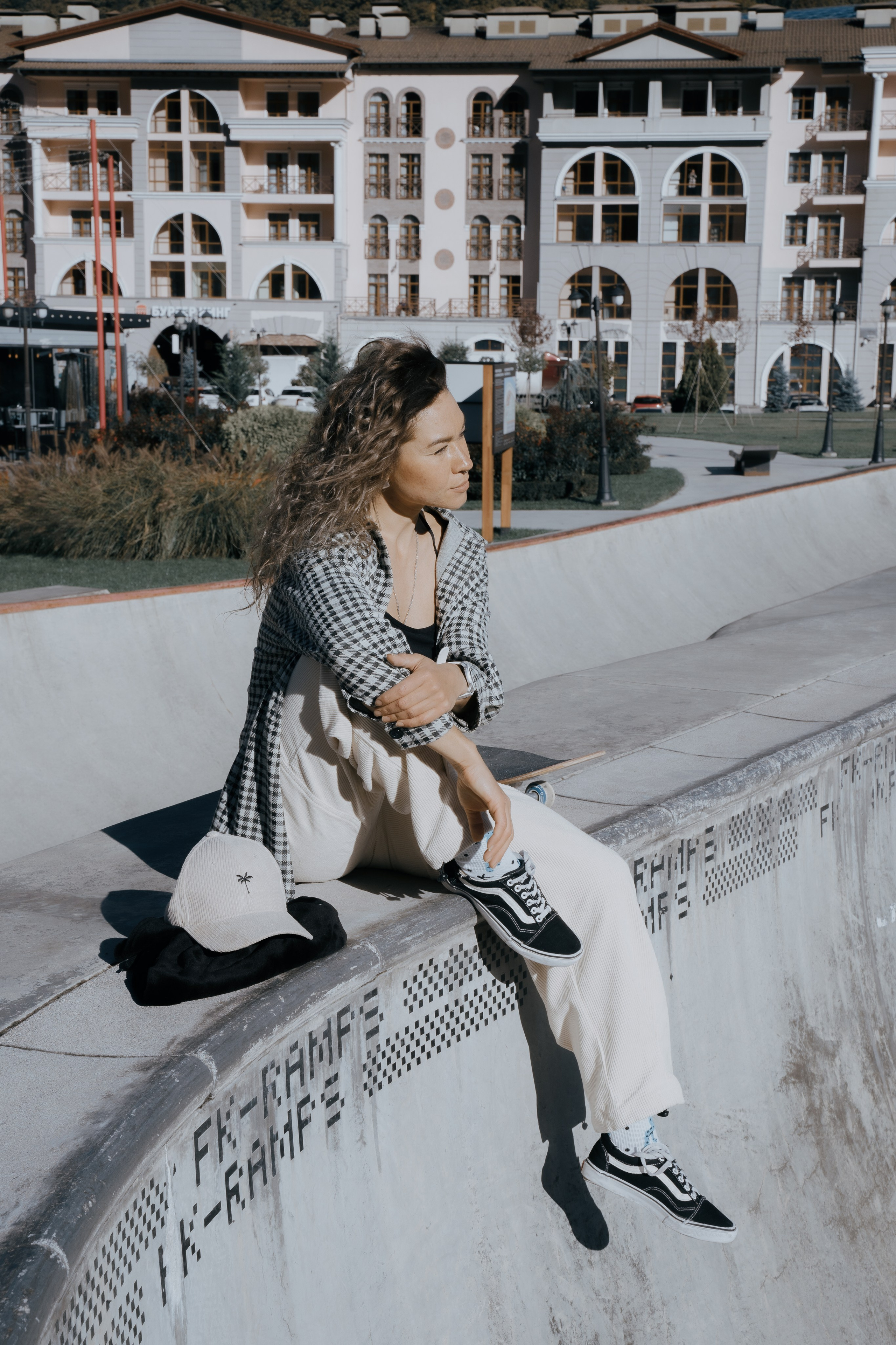 портретный снимок девушки сбоку  со скейтом 