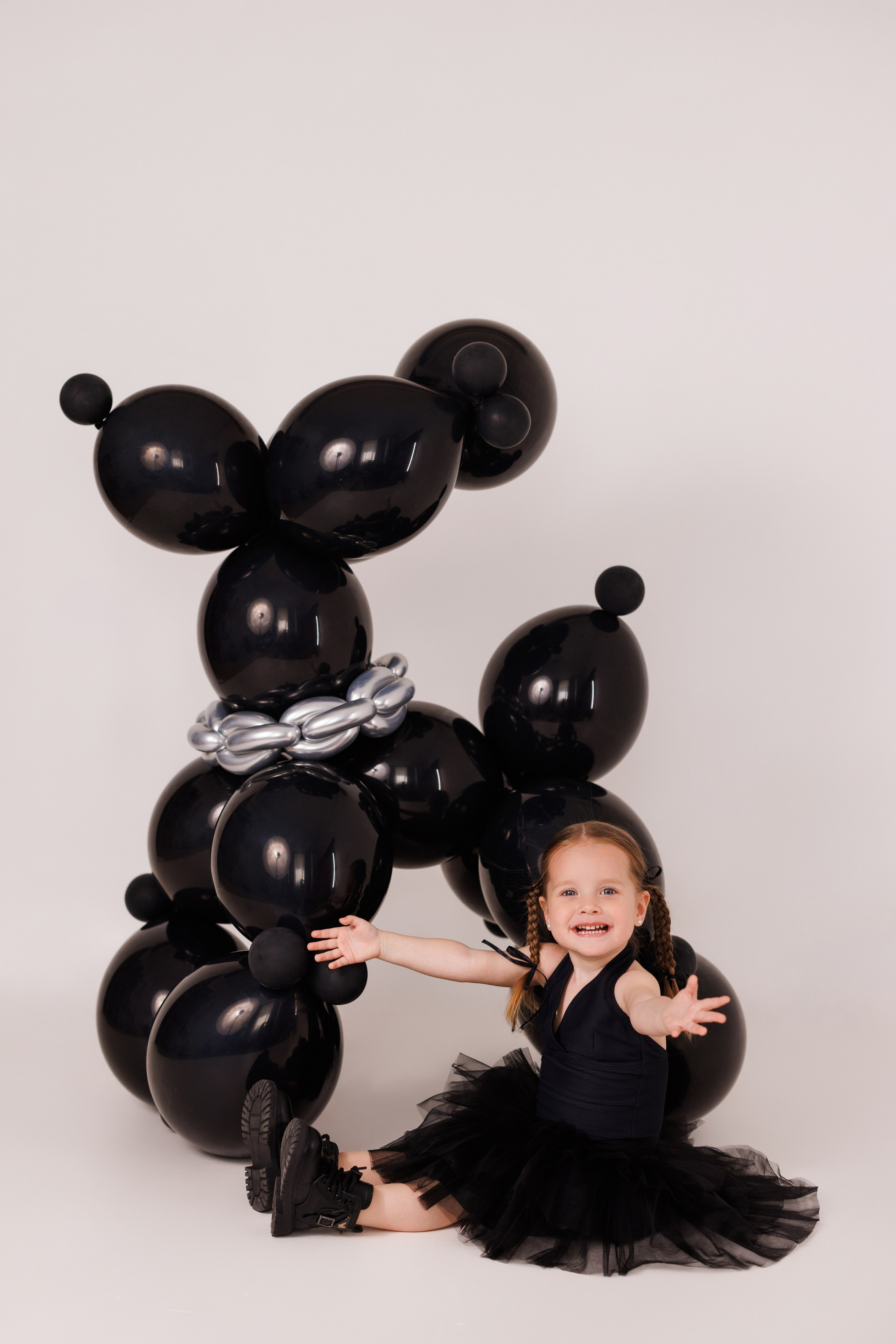Стильная детская фотосессия с собачками из шариков, для девочек и мальчиков. Семейный и детский фотограф в Краснодаре Анна Трашкова