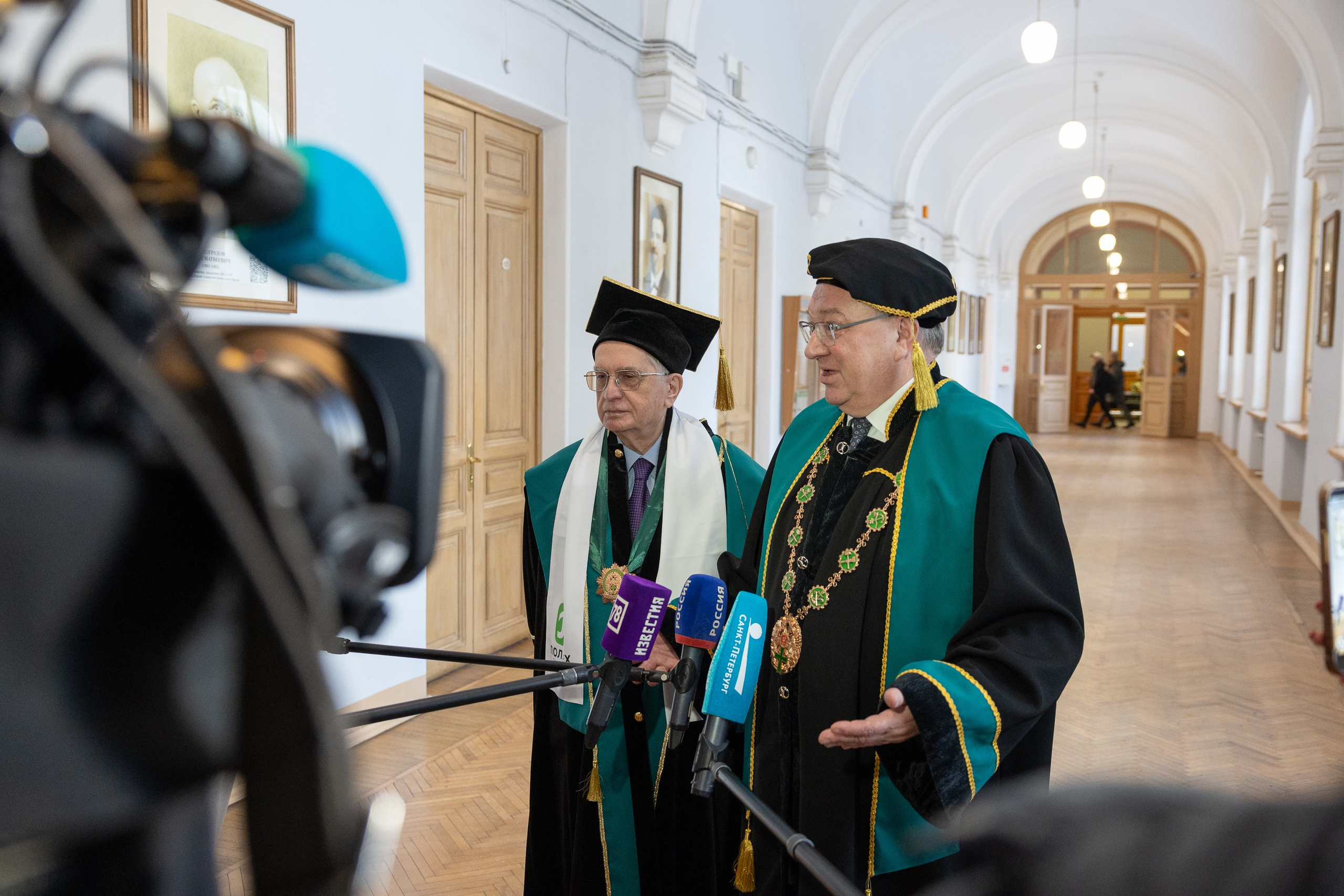 Вручения Мантия Почётного доктора директору Эрмитажа Михаилу Пиотровскому. Cup of Bib