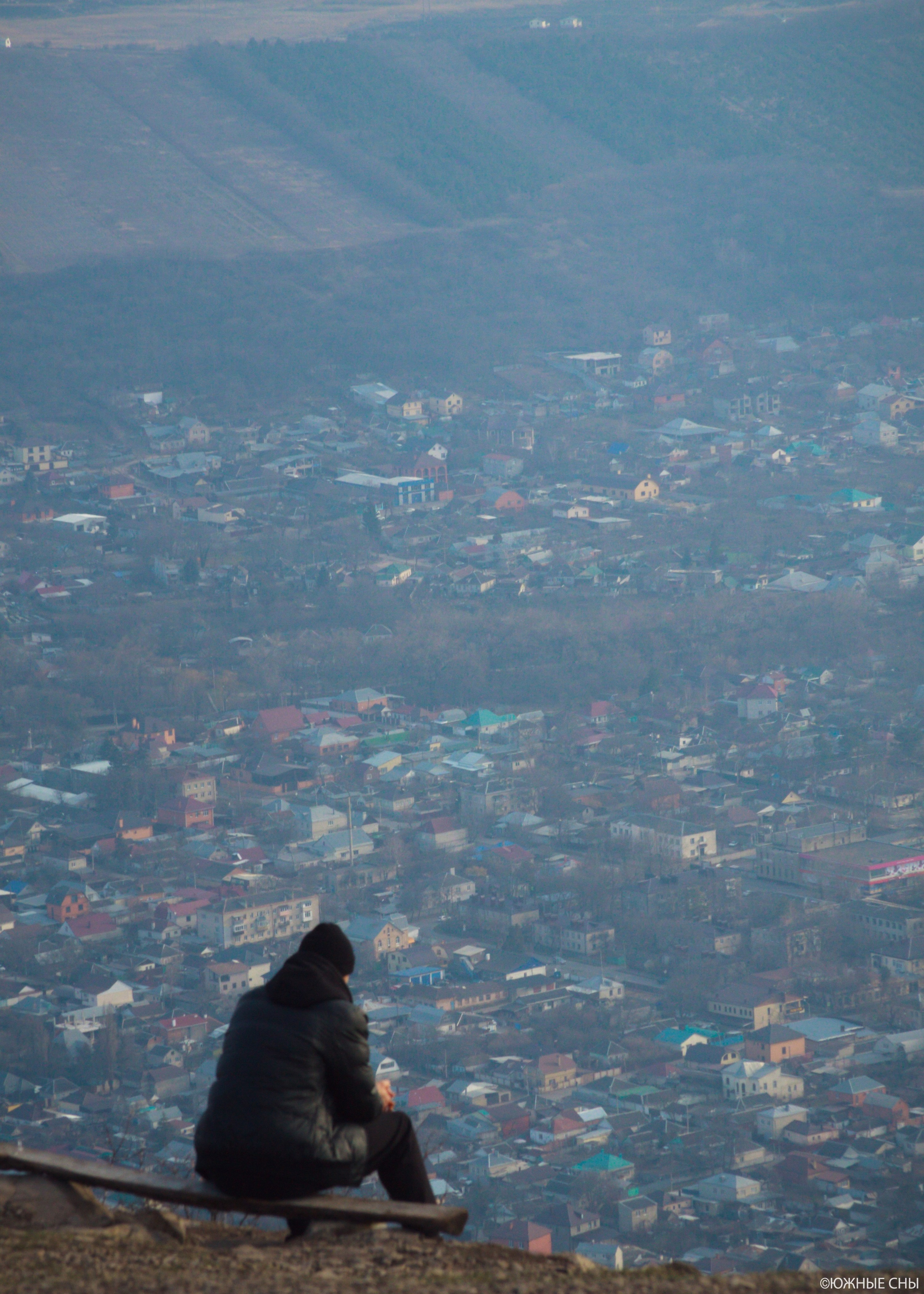Турист на вершине горы Машук в Пятигорске