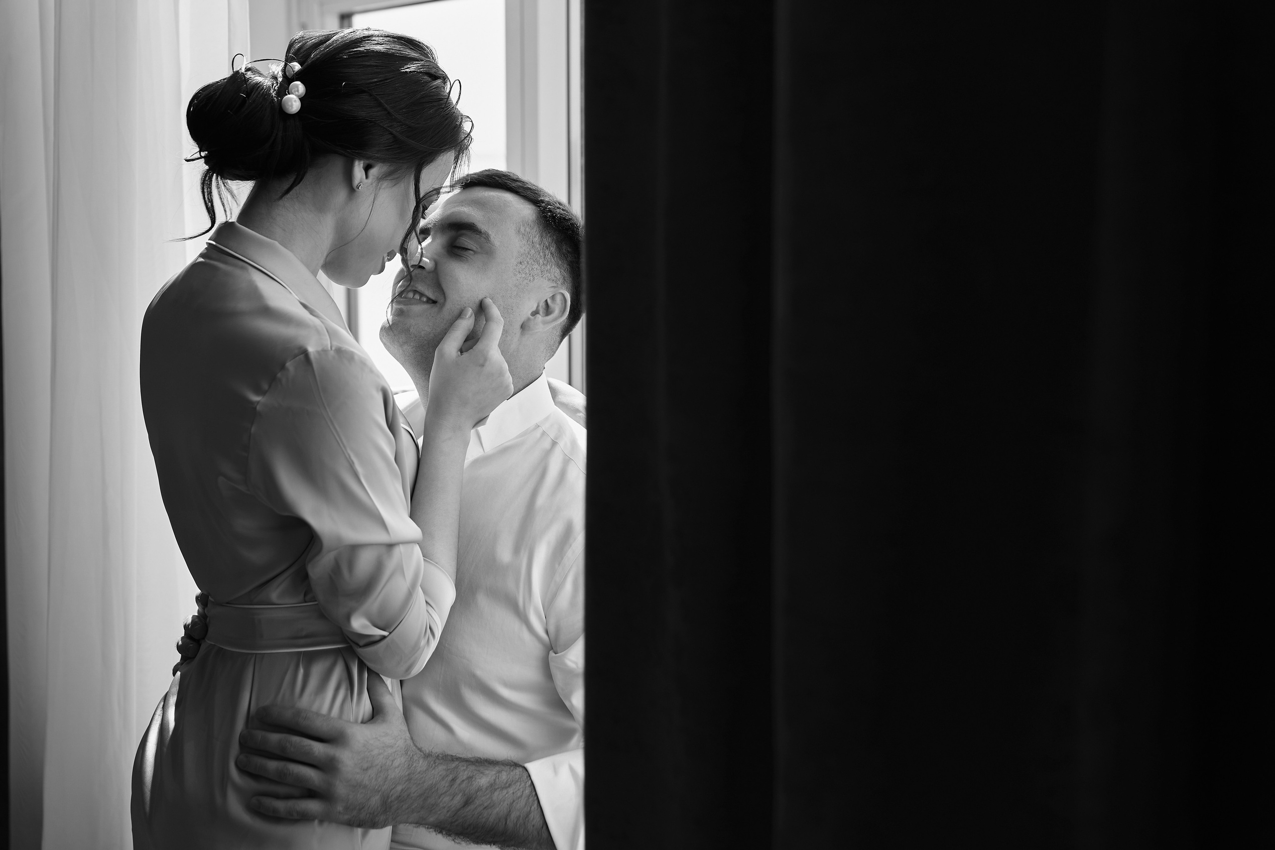 черно-белое фото, сборы жениха и невесты