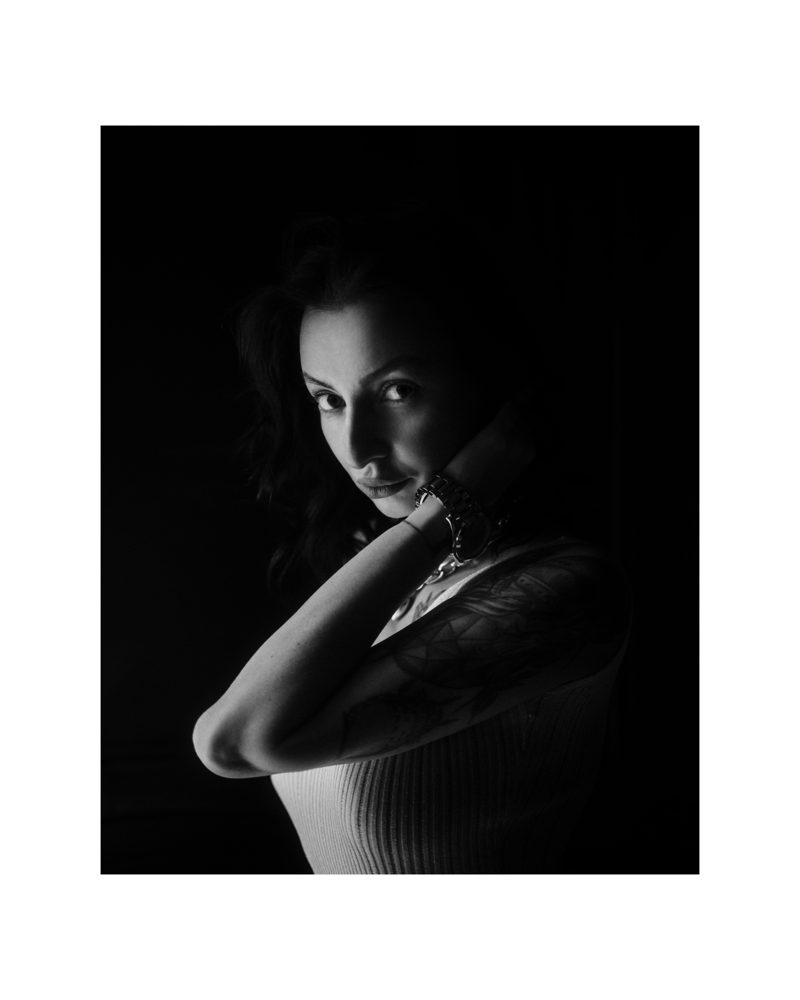 черно-белый портрет девушки в Петербургской парадной с естественным светом