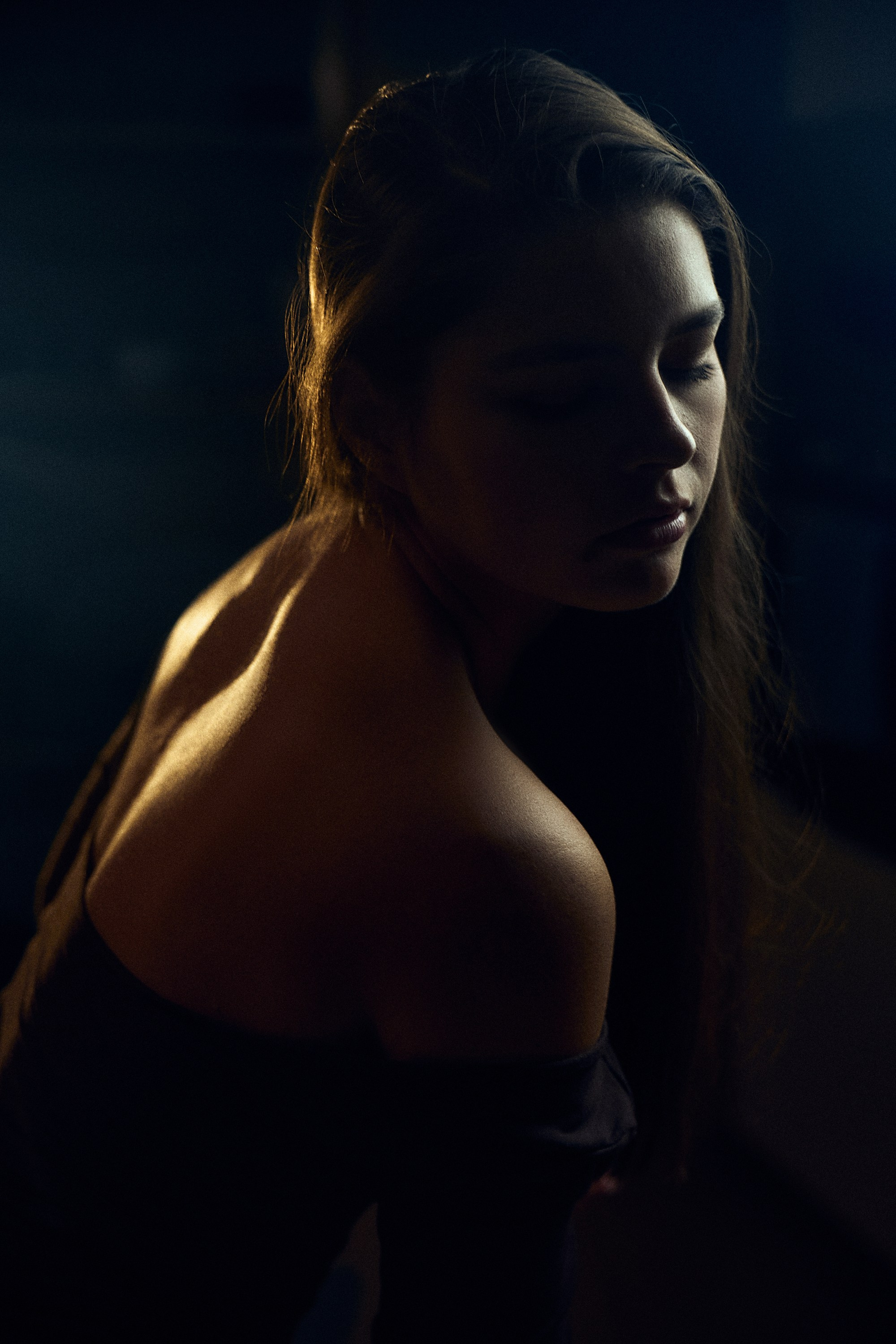 Portrait women’s photo session at the Photo Studio. Professional photographer in Sochi Victoria Joy. Teaching Photography