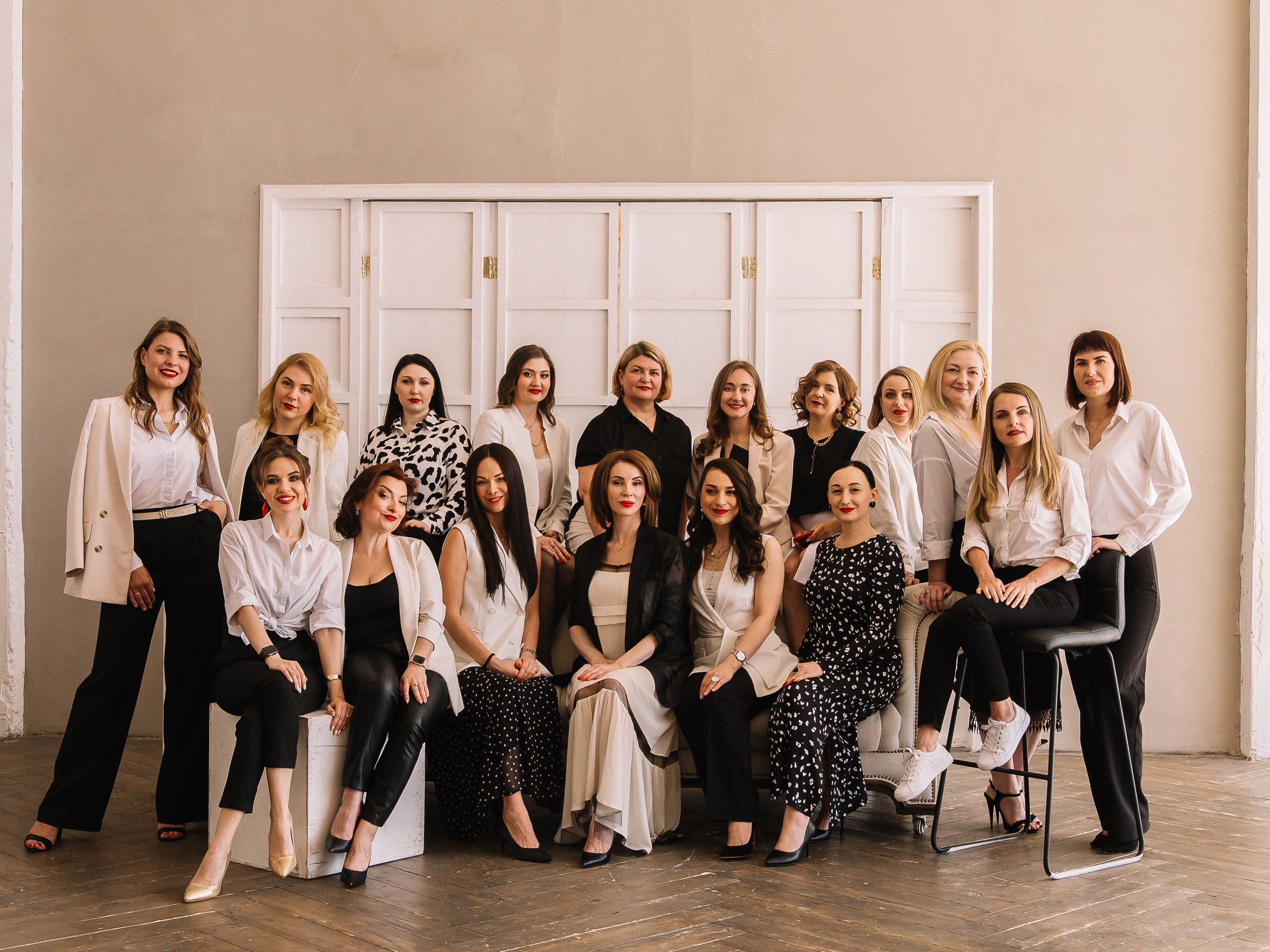 Групповой портрет для женского сообщества. Фотограф Ольга Кудрявцева. Профессиональная фотосъёмка в Калининграде