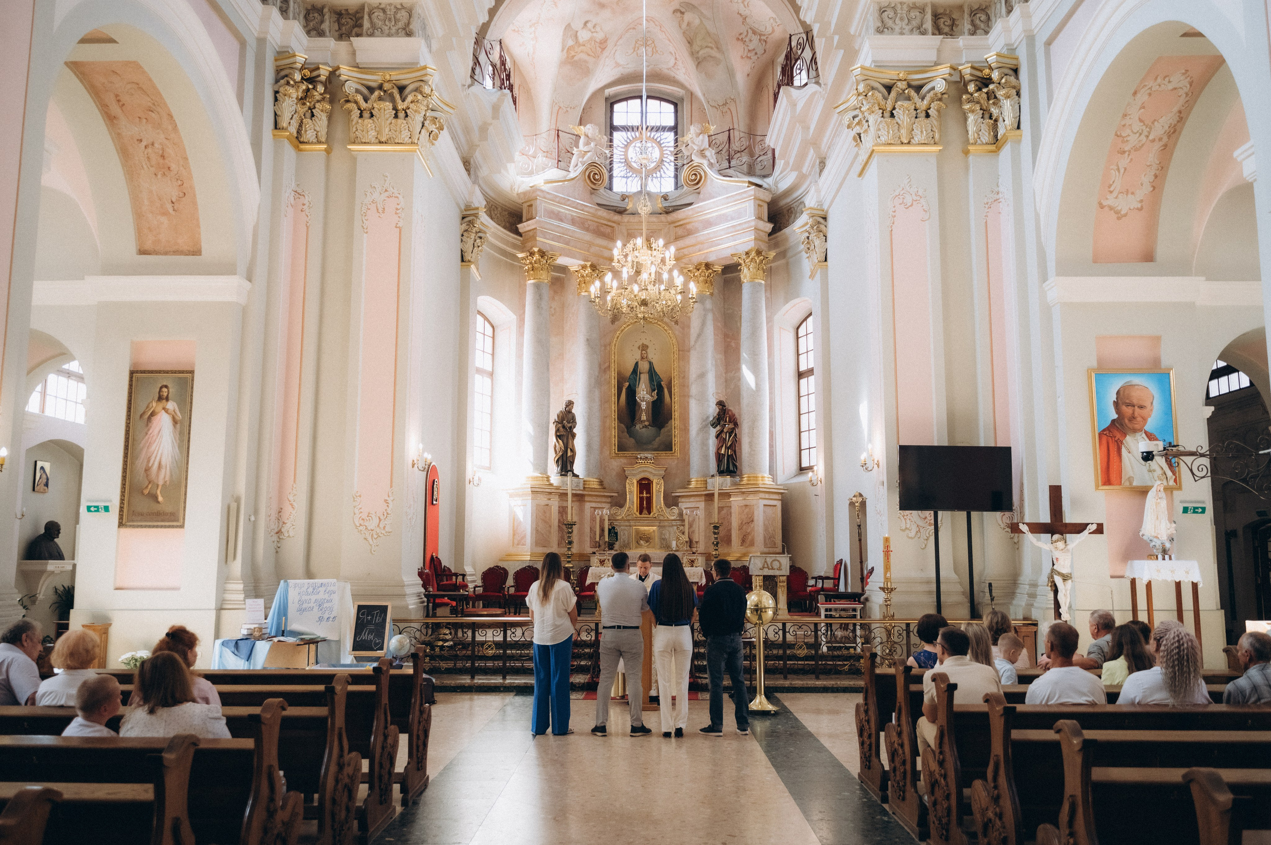 Крещение Василисы Архикафедральный костел Имени Пресвятой Девы Марии. Семейный фотограф в Минске Дарья Дреко