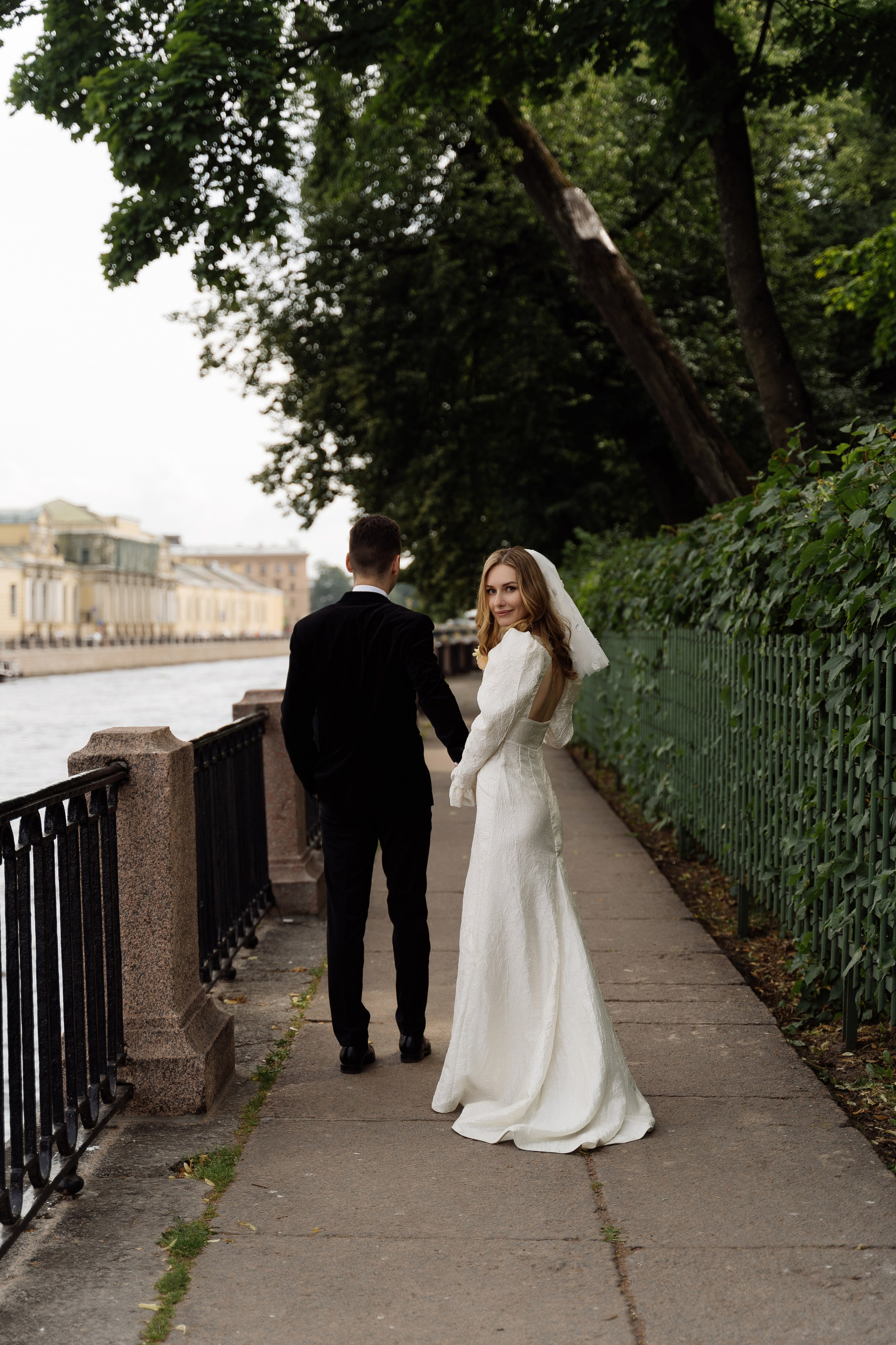 Камерная свадьба на фонтанке в сезонах. Свадебный фотограф организатор в Санкт-Петербурге Ассоль Опарина