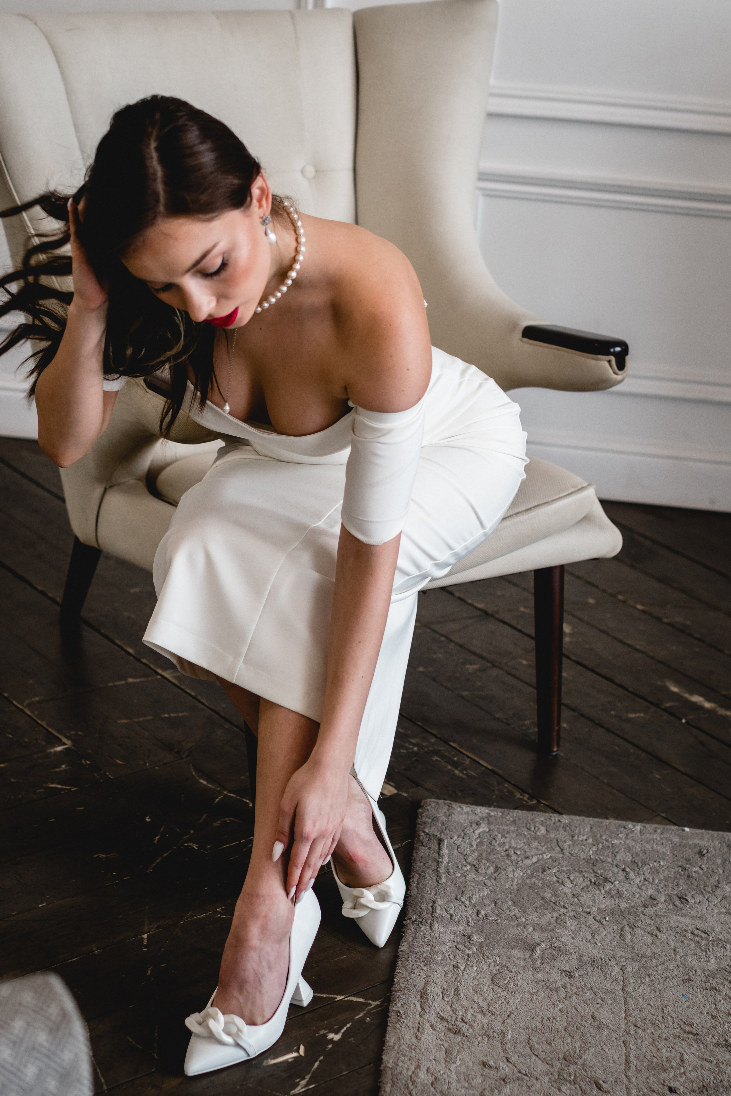 Фотосессия Love story, свадебная фотосессия, красивая пара сидит на кровати, свадебный фотограф москва, идеи для свадебной фотосессии, фотограф москва, фотограф истра, фотограф на свадьбу недорого