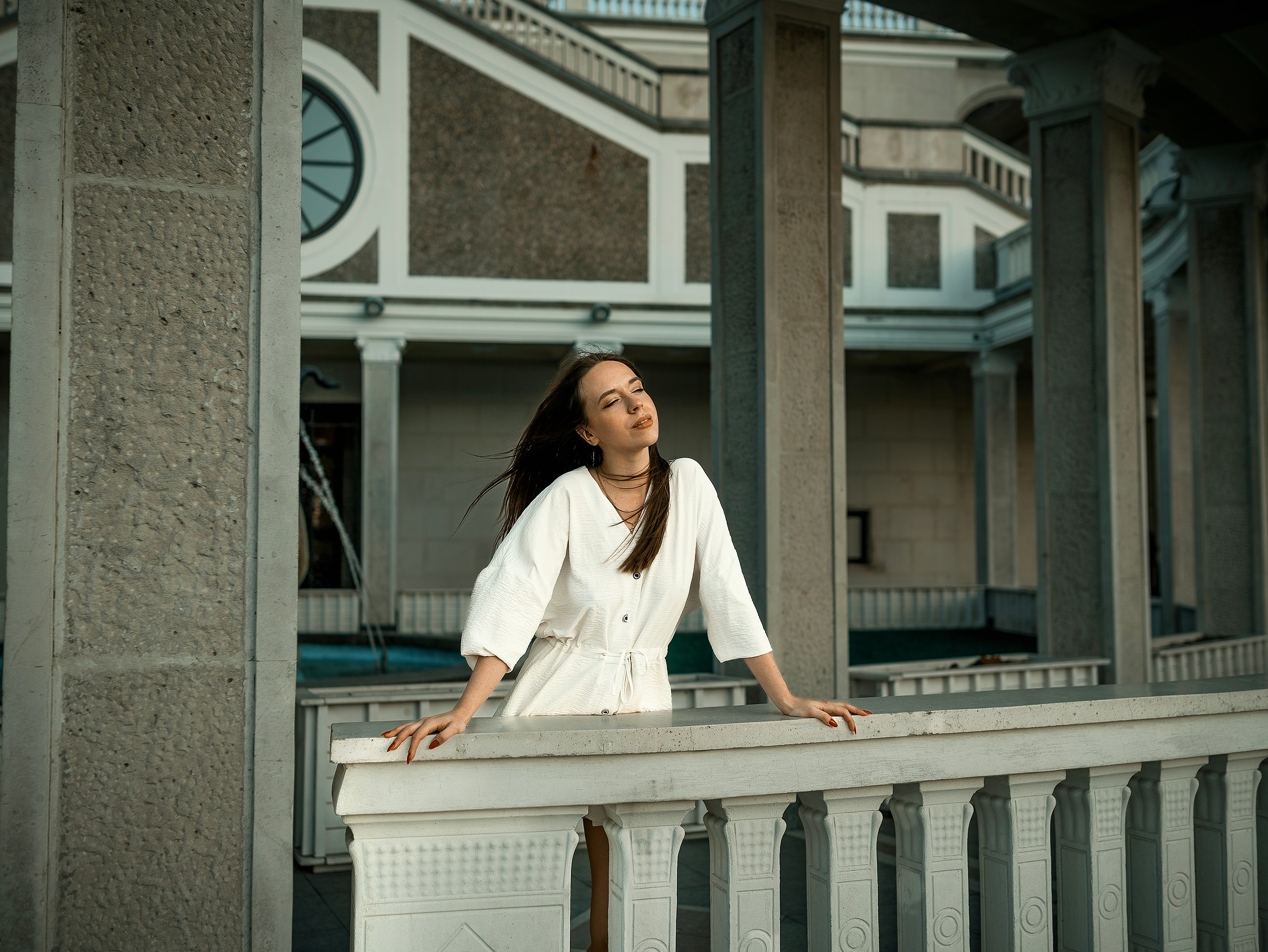 Девушка в закатном солнце на фоне кораблей