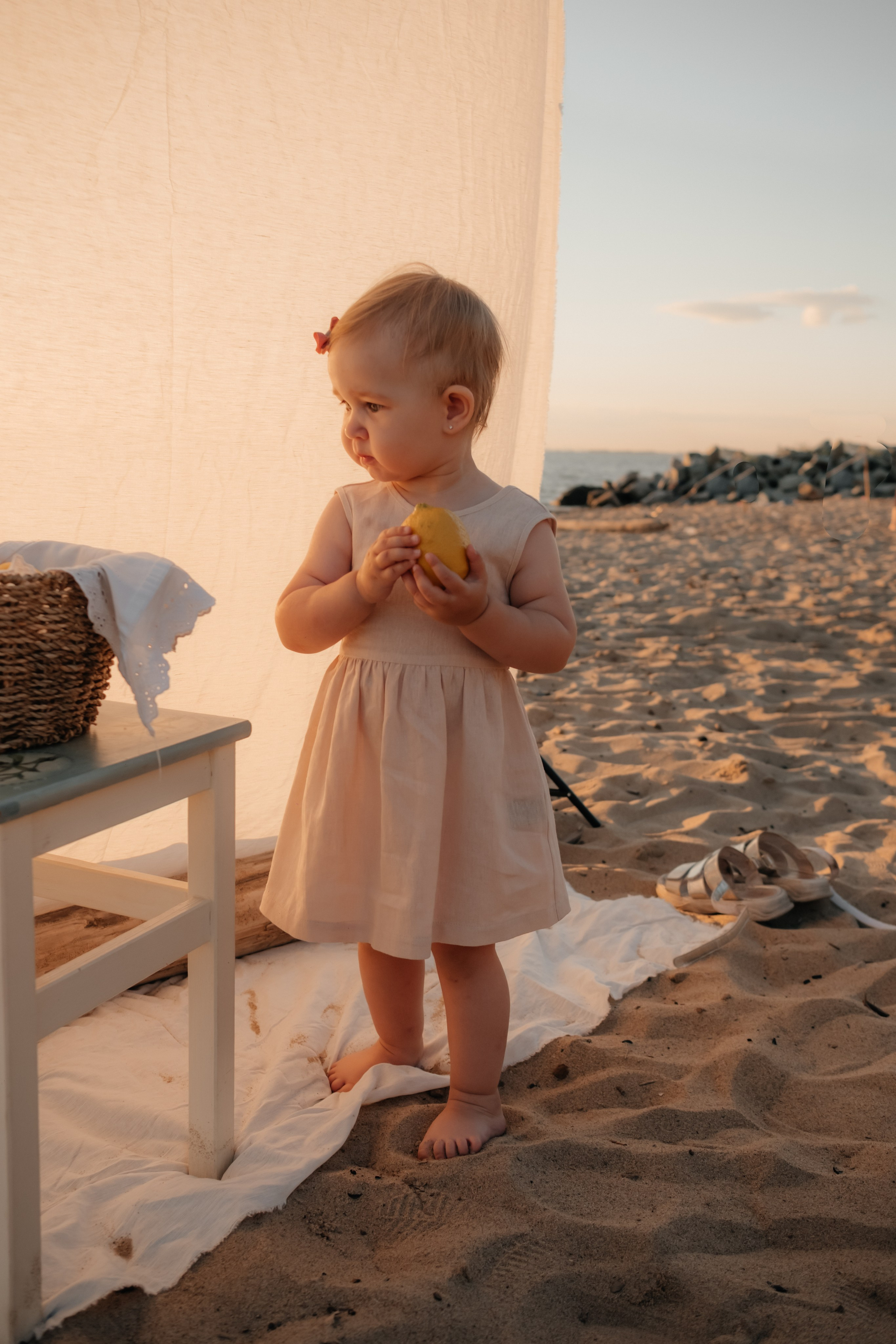 Катя с дочками на берегу. Фотограф в Новосибирске Диана Ильиных