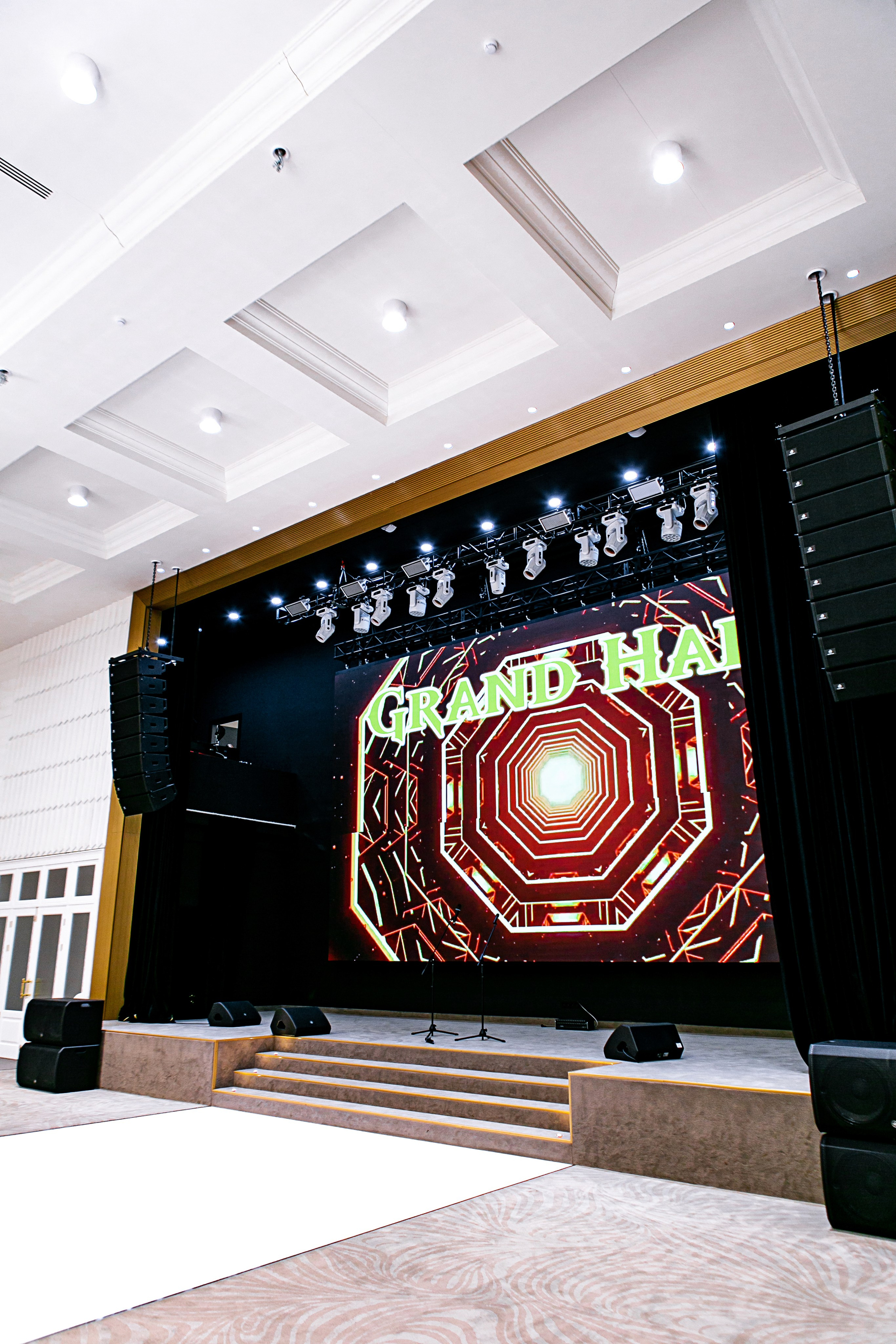 Банкетный зал Grand Holl. Контент фотограф, съемка для маркетплейсов, фуд съемка и репортажи в Новосибирске Ралия Галеева