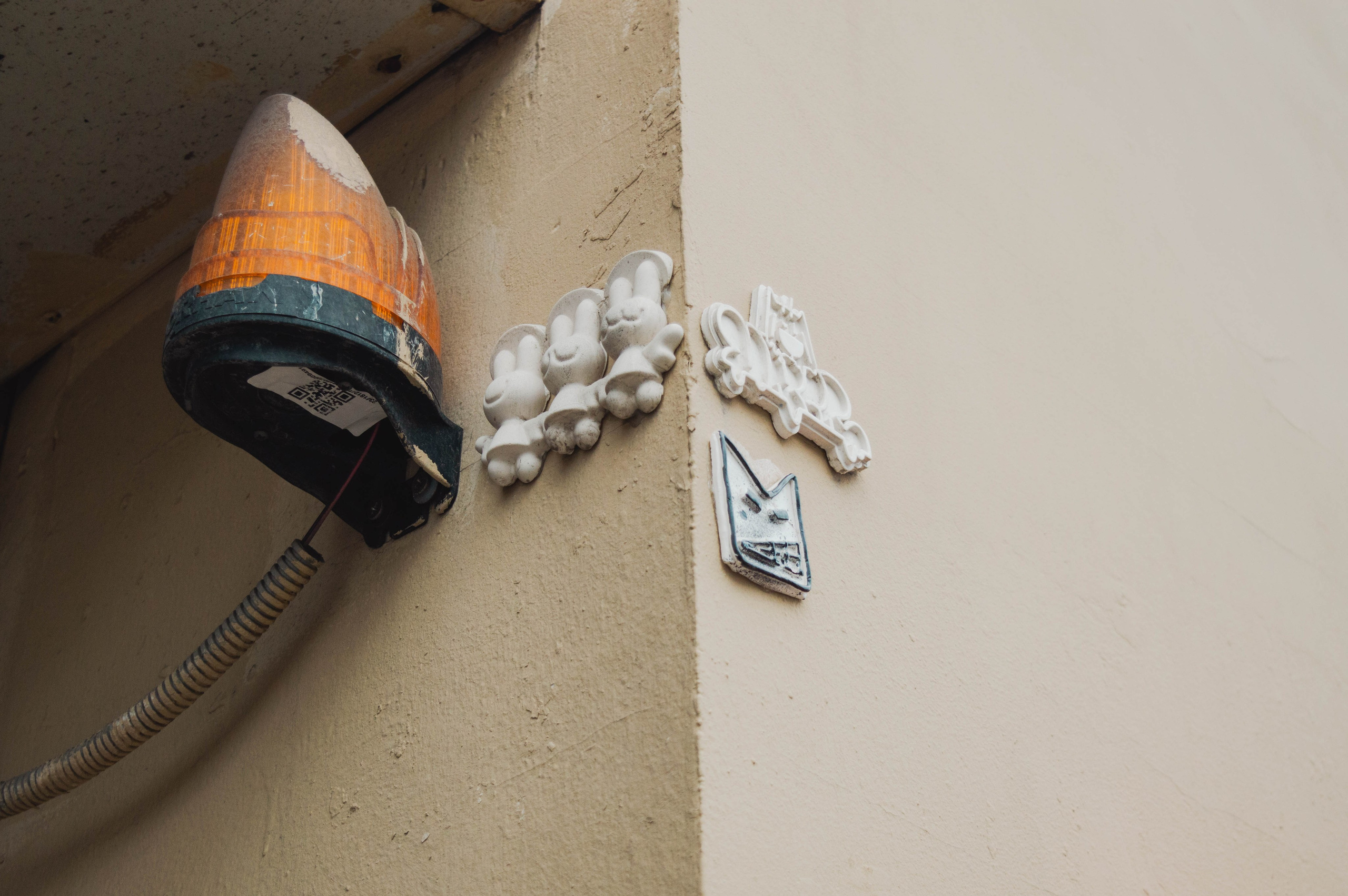 Типология «Стикербомбинг в городе». Фотограф Анастасия Лощакова в Москве