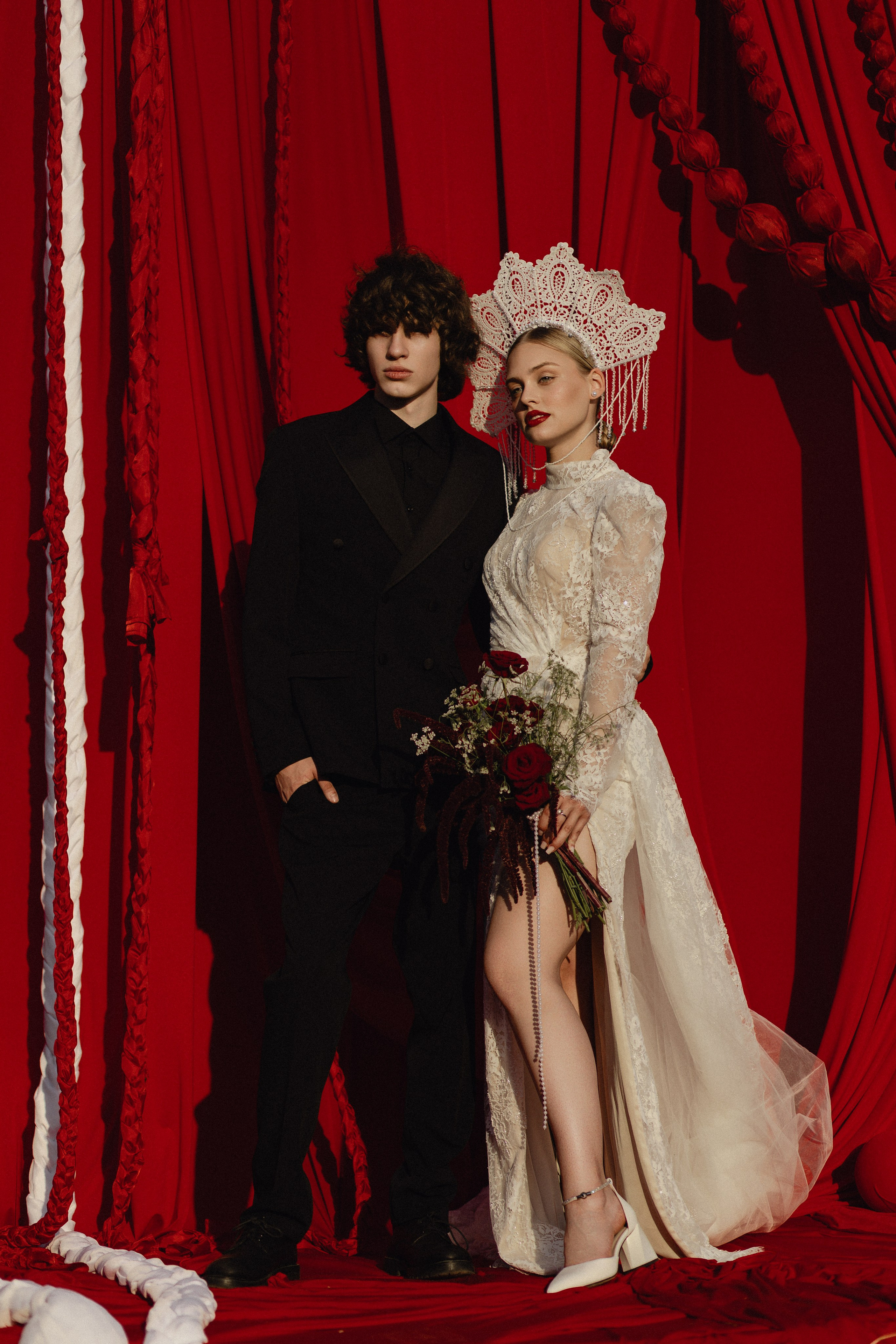 Женская фотосессия в Ростове-на-Дону, студийная съёмка, светлый интерьер, чувственный портрет, фотограф подчеркивает индивидуальность и красоту модели.