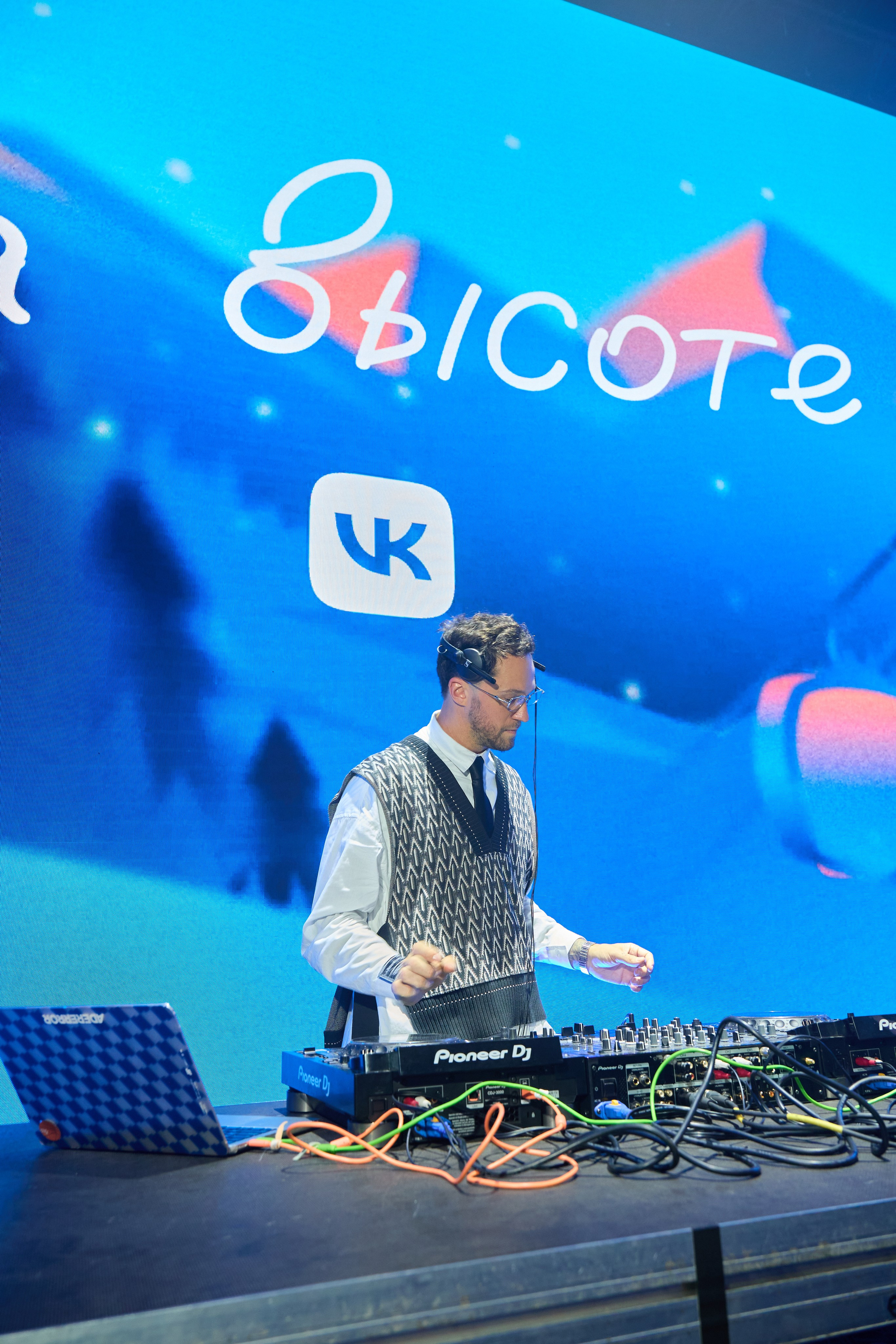 VK «На высоте» х Гарик Харламов. Svyatoslav Lebedev | Advertising photographer — Commercial shooting, Art direction, AI integration