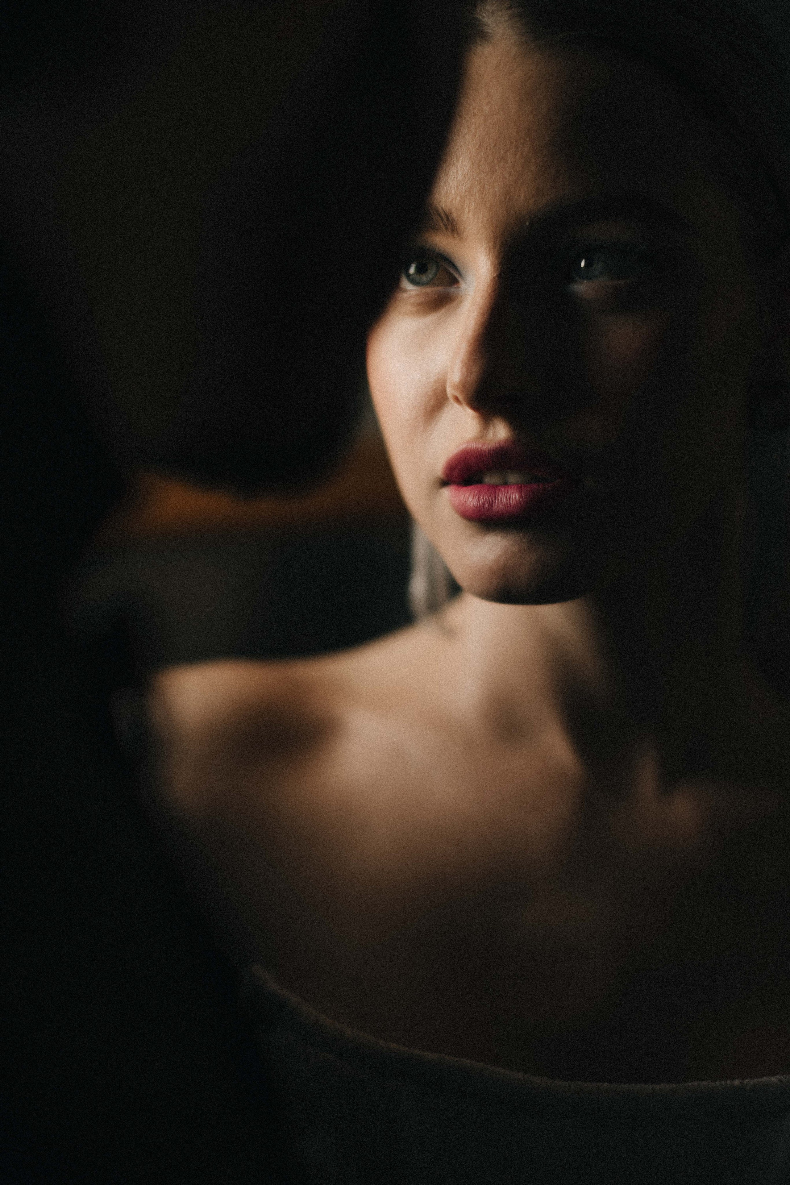 Счастливая пара позирует на свадебной фотосессии на фоне зеленой ткани в театре ,фэшн съемка ,топ 100 — свадебный фотограф Алена Межевова