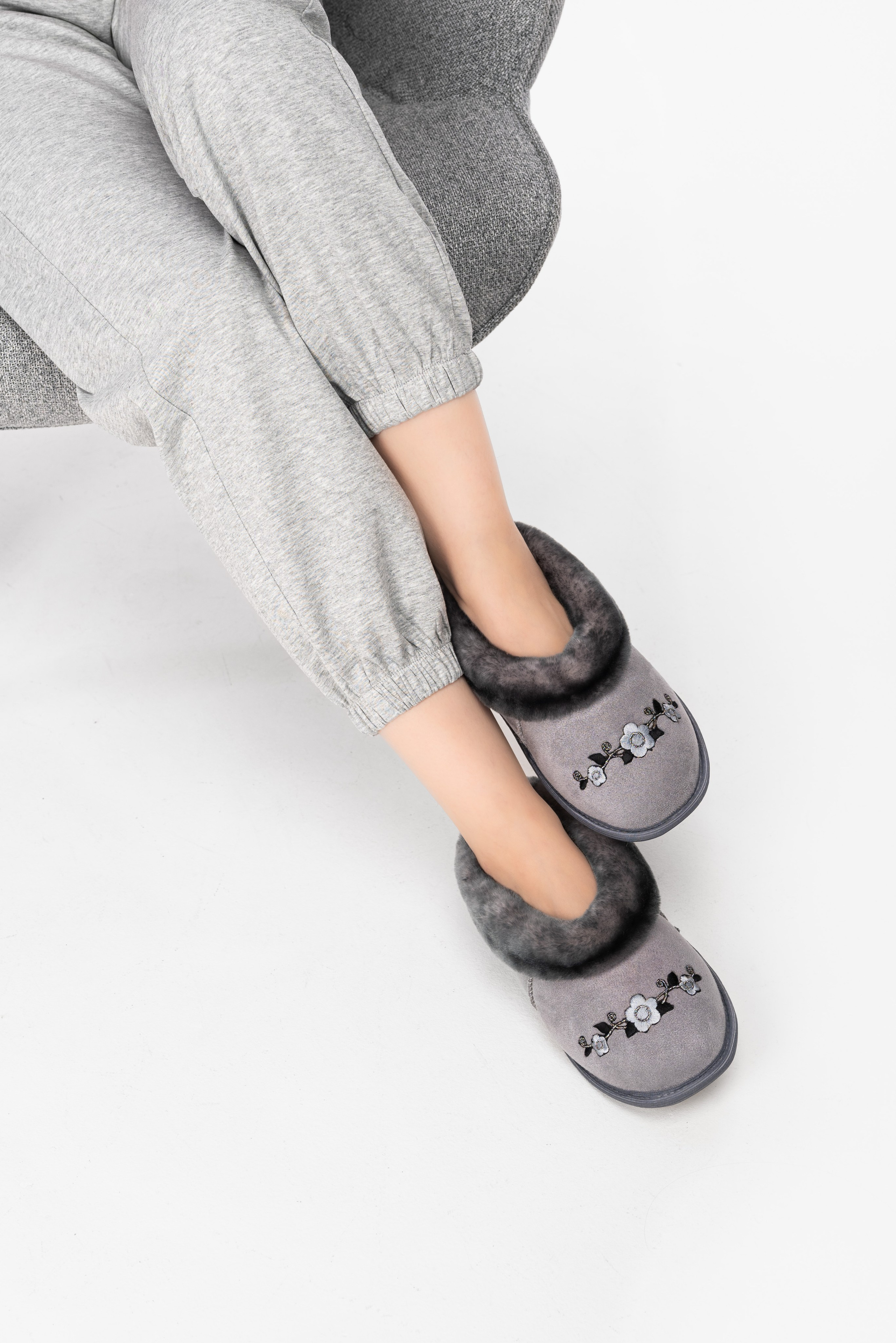 Тапочки и чуни. Предметный фотограф, фото для маркетплейсов Пятигорск, КМВ