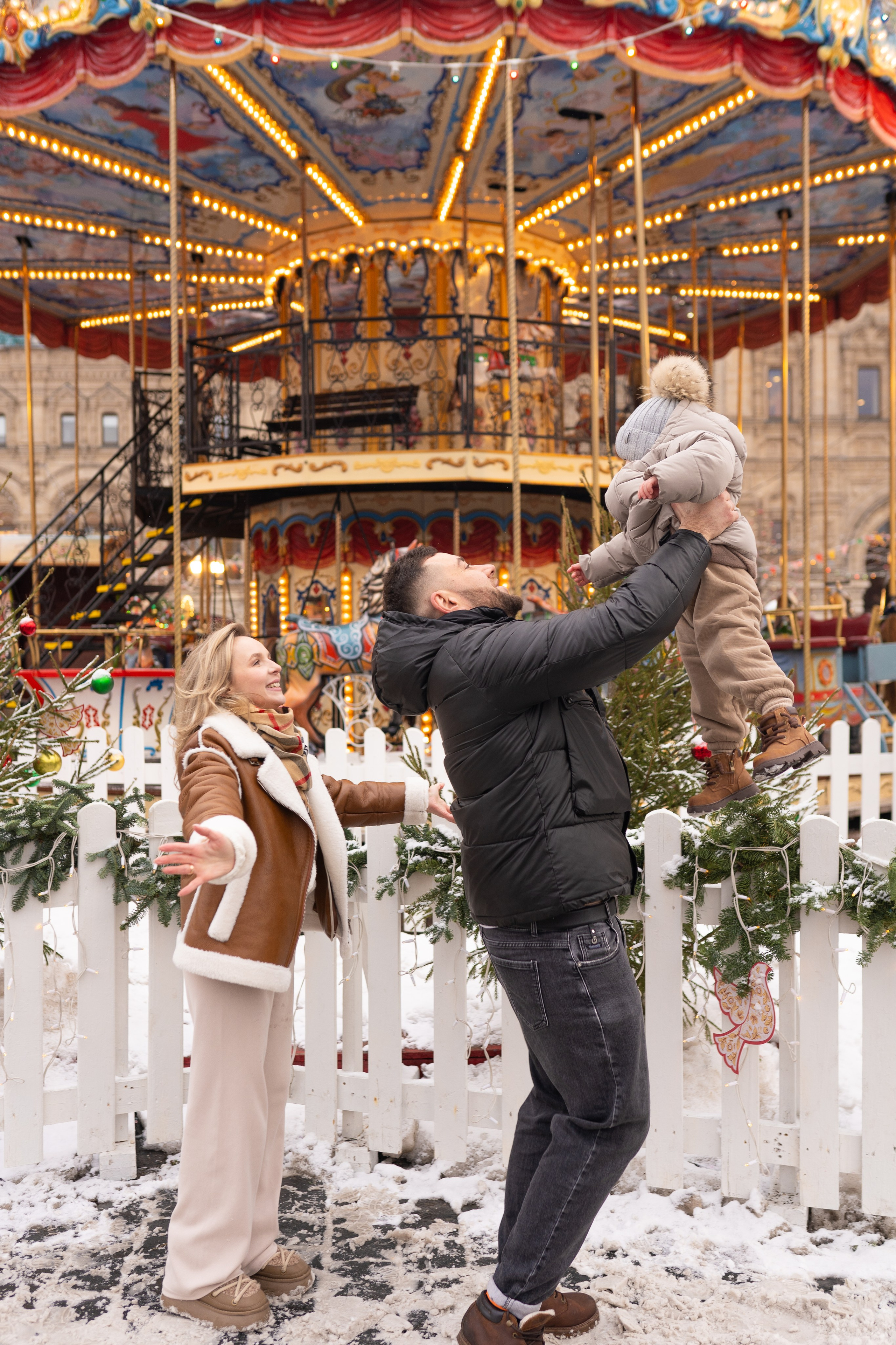 Павел, Егор и Наталия на ГУМ Ярмарке. Свадебный фотограф в Москве Анна Полушина