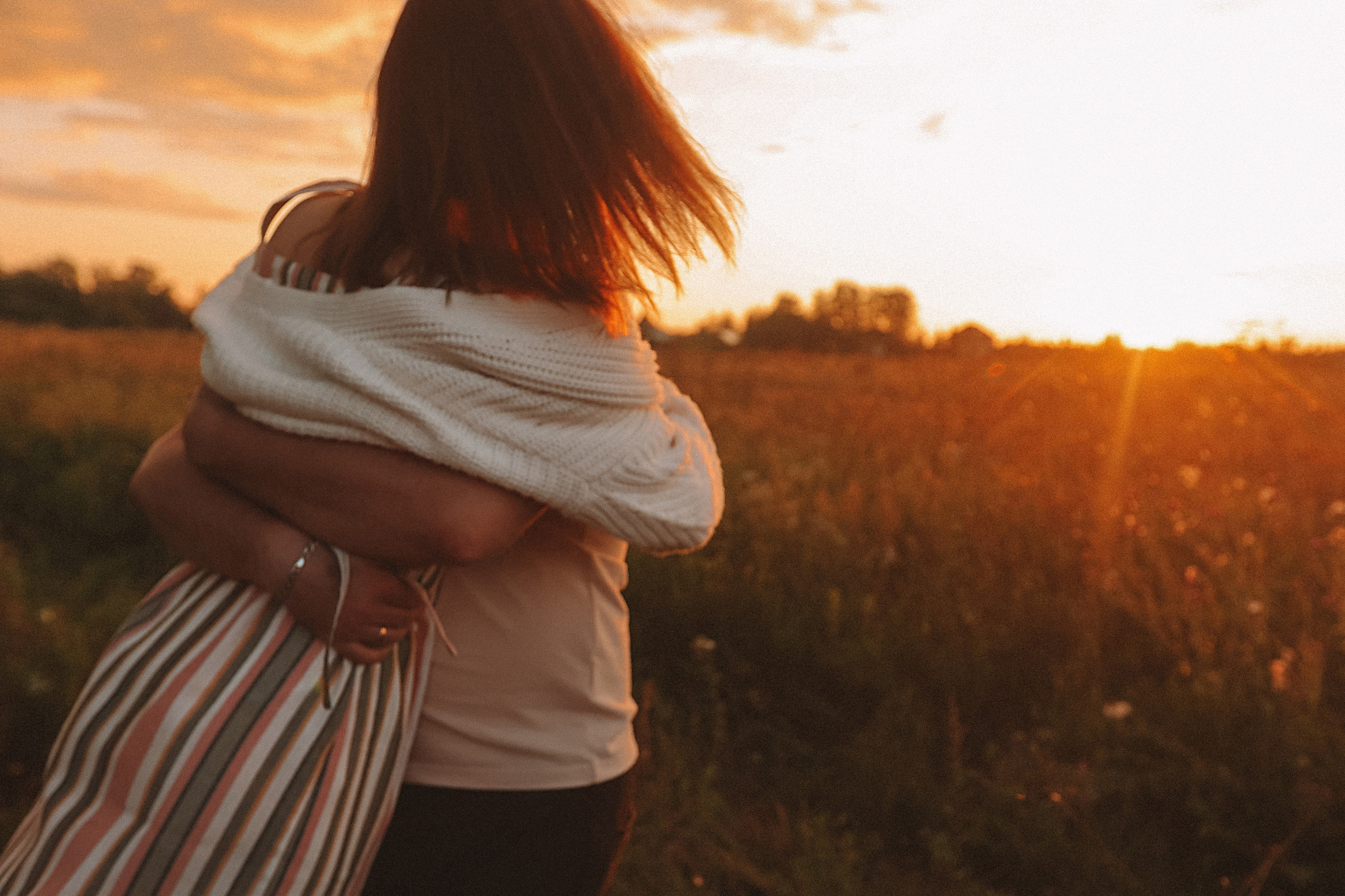 Поле love story на закате. Семейный фотограф Тюмень, фотограф на роды Салмина Мария