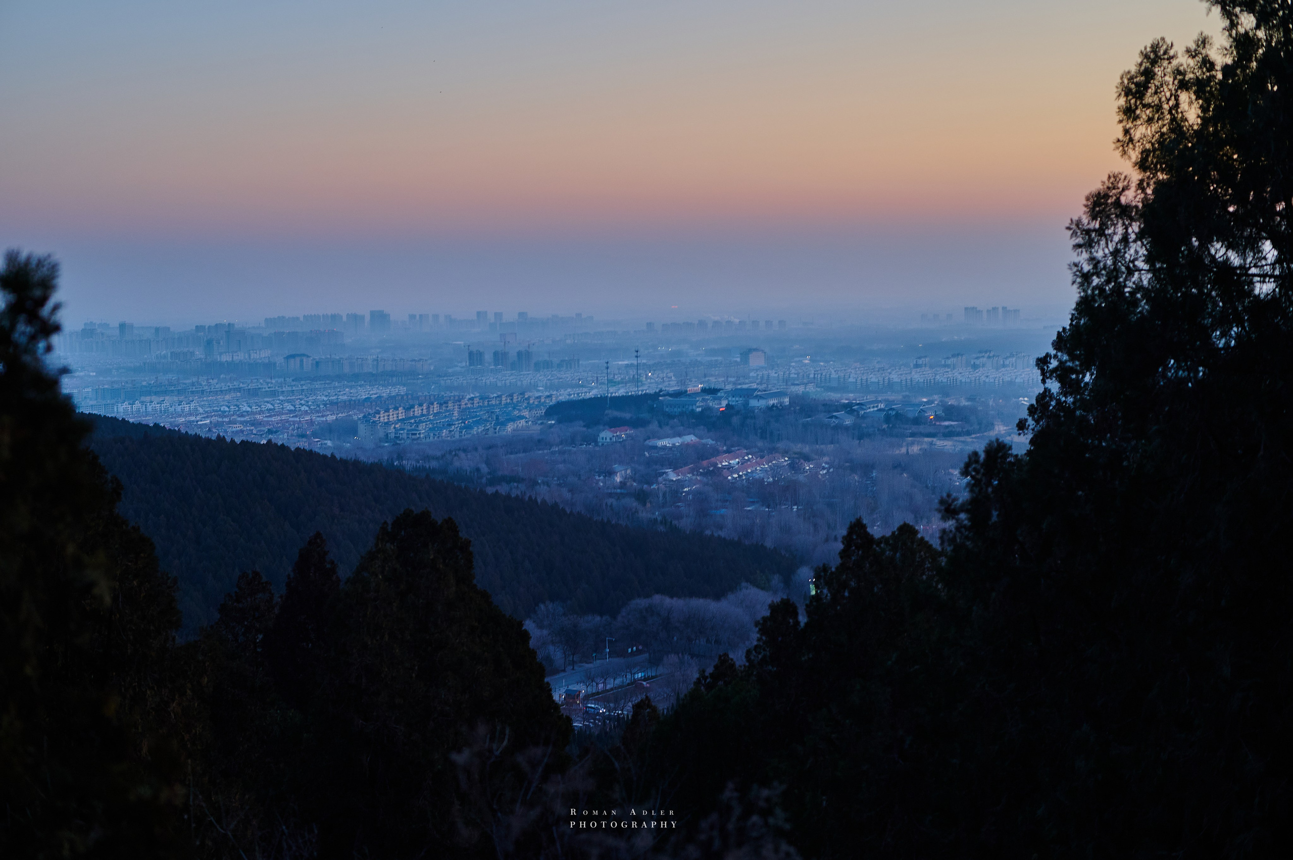 Рассвет на храмовой горе Юнмень. Цинчжоу. Фотограф Роман Адлер